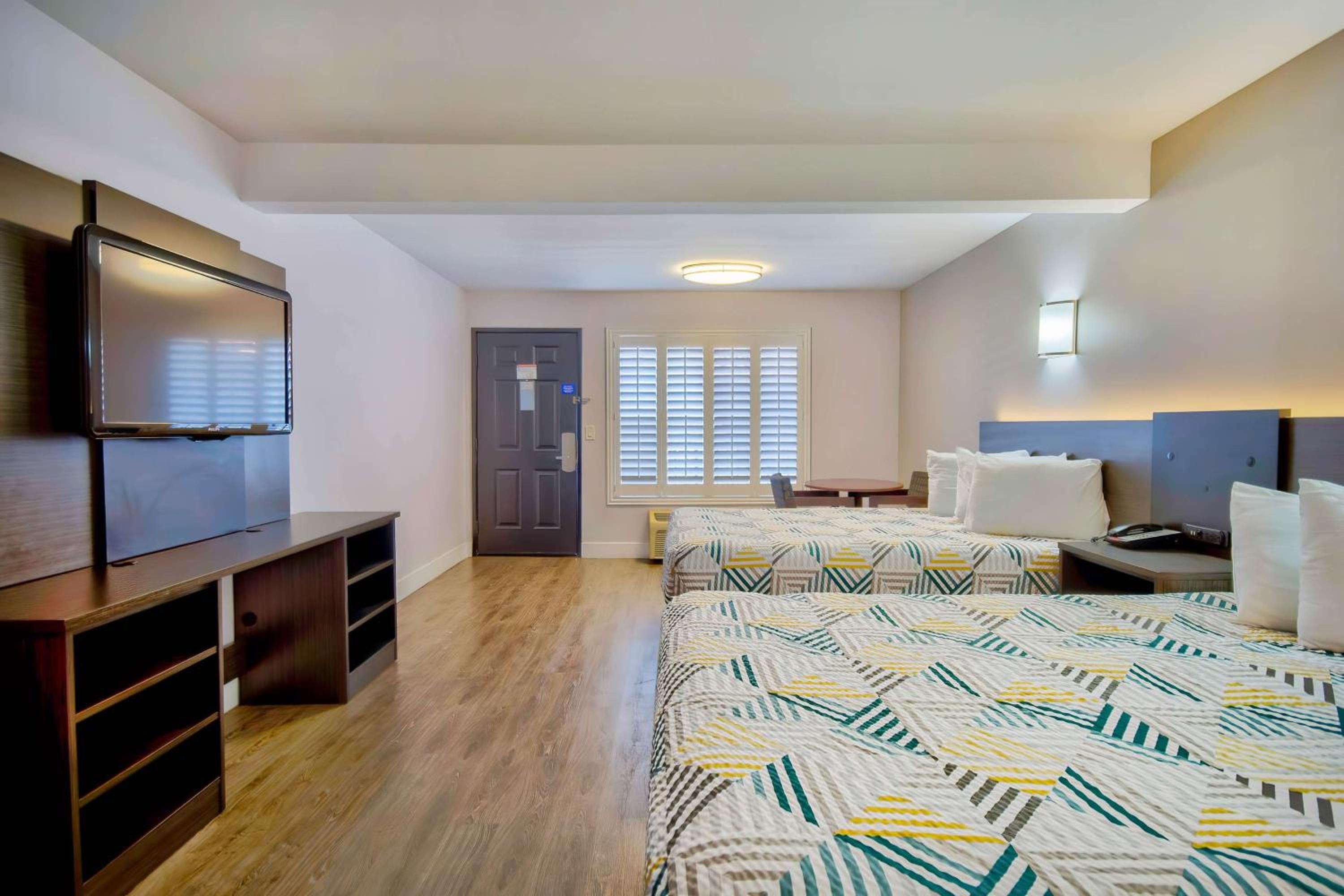 Deluxe Queen Room with Two Queen Beds - Non-Smoking - Photo 2
