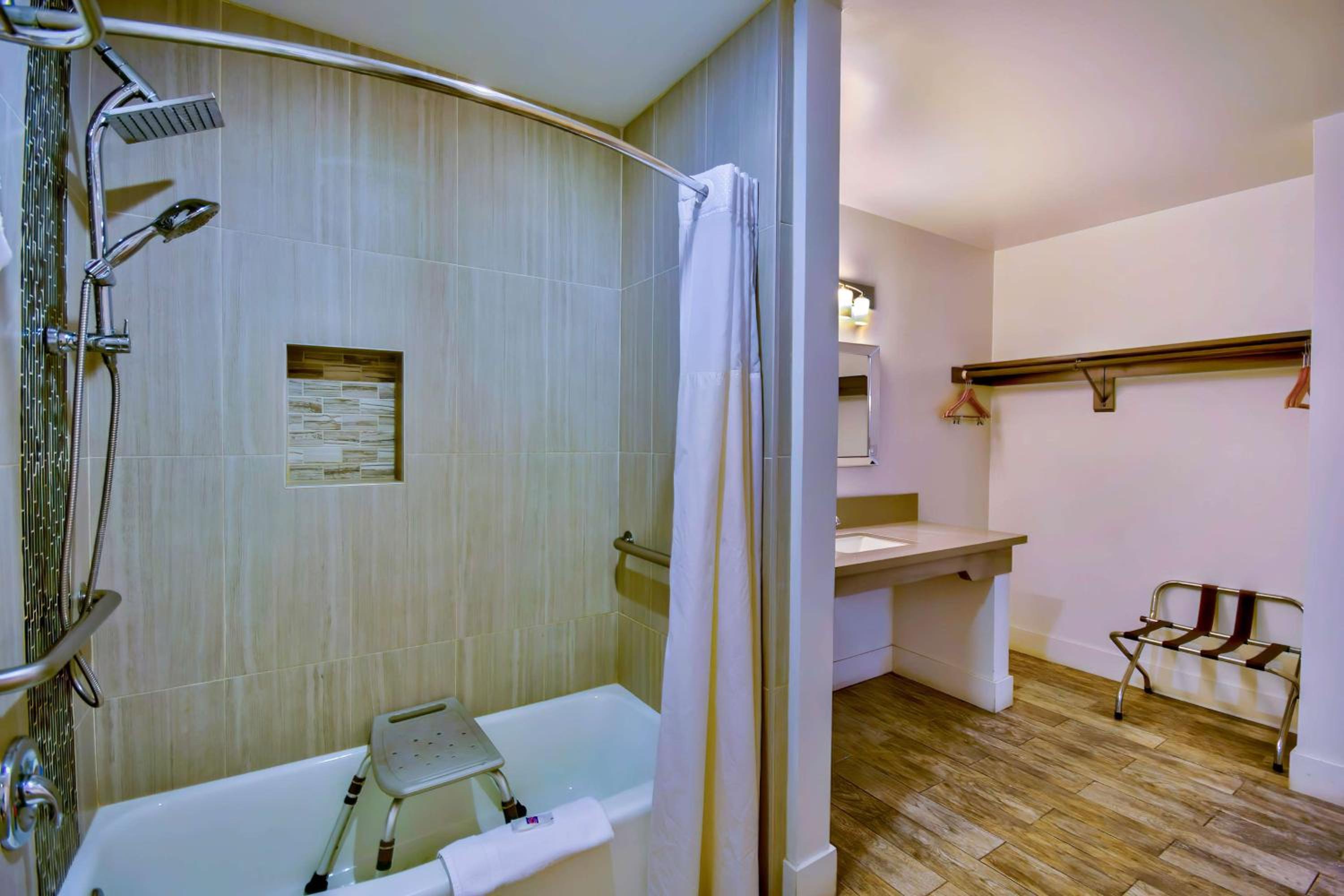 Queen Room - Disability Access - Non-Smoking - Photo 5