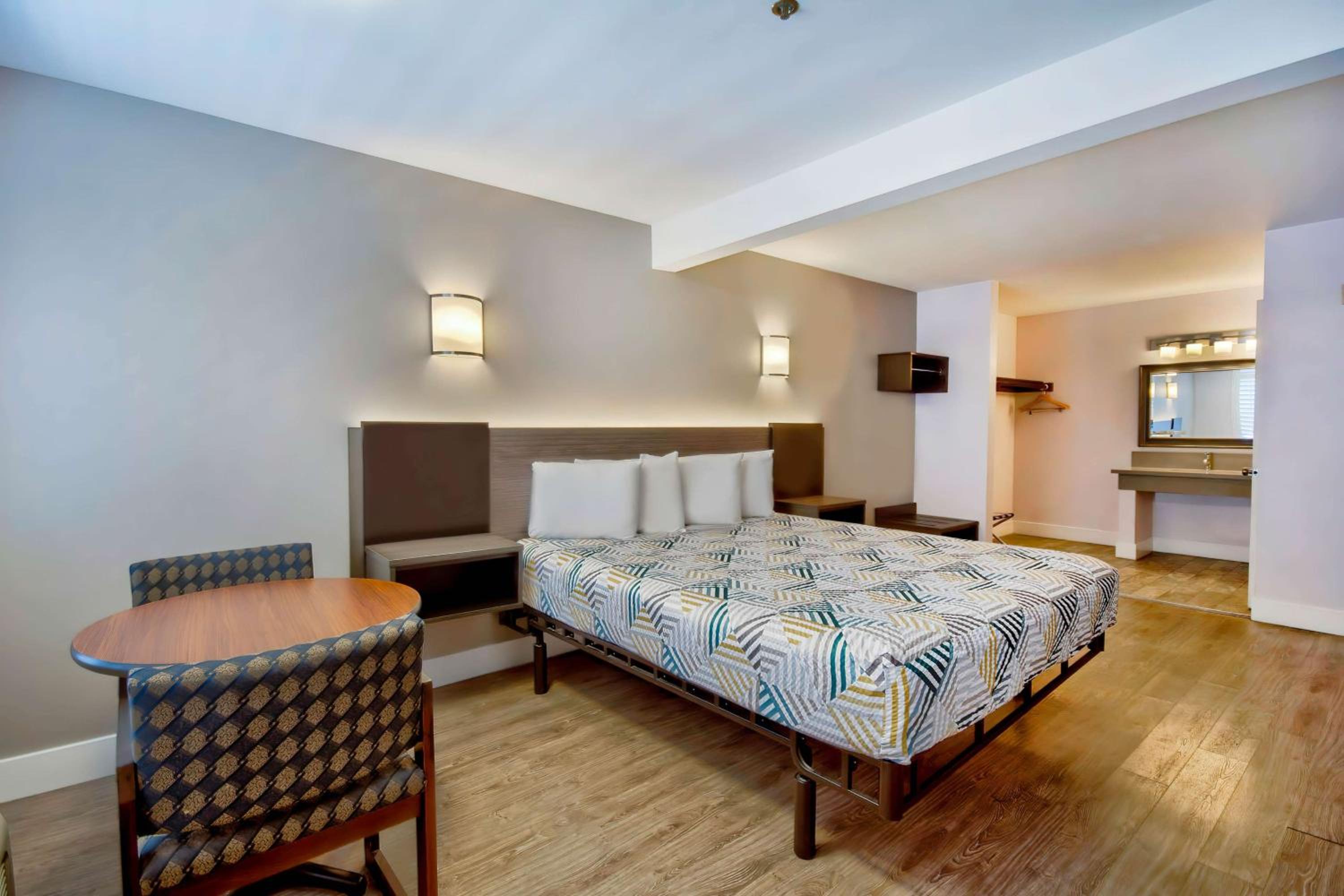Deluxe King Room - Non-Smoking - Photo 1