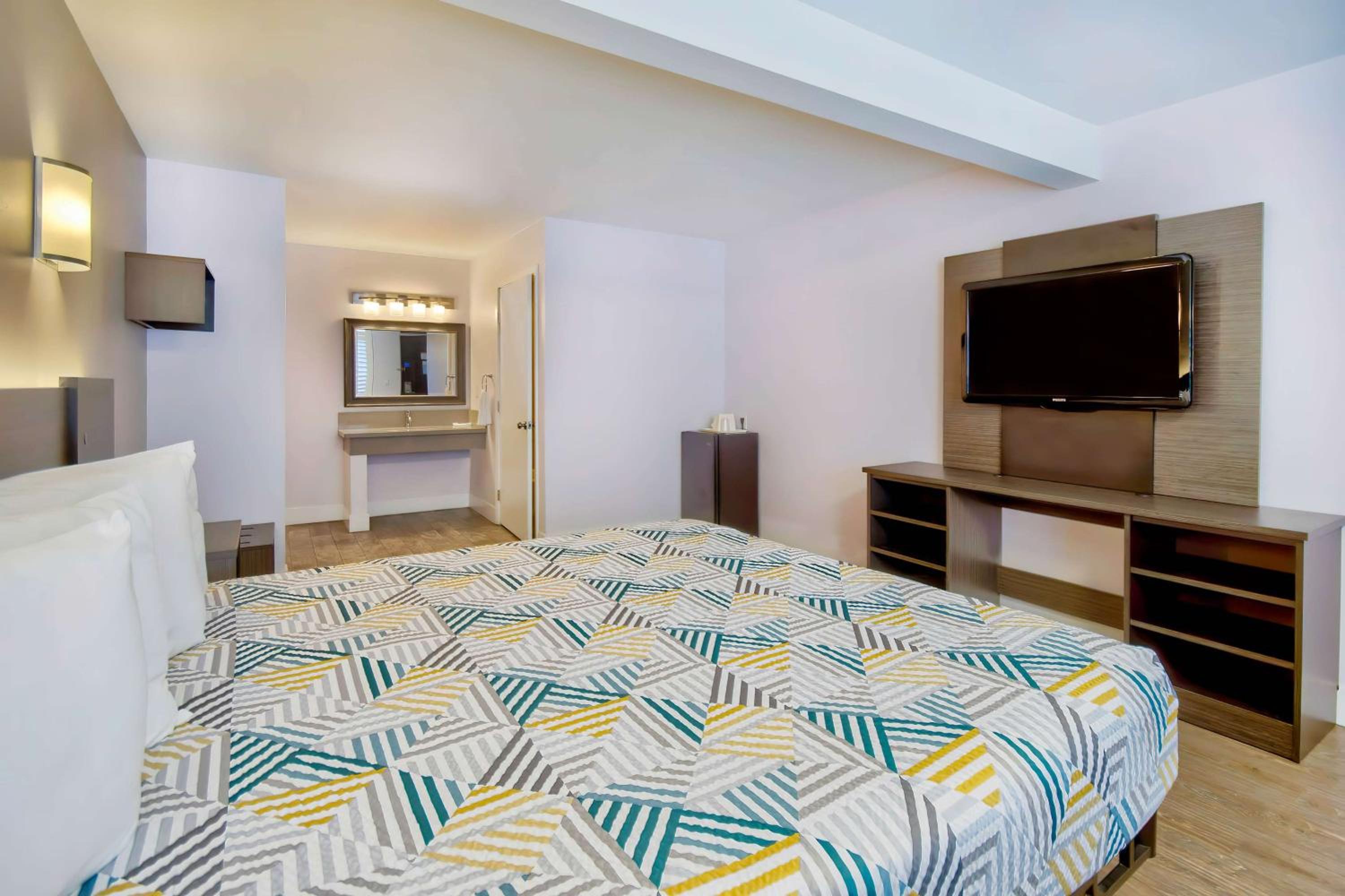 Deluxe King Room - Non-Smoking - Photo 5