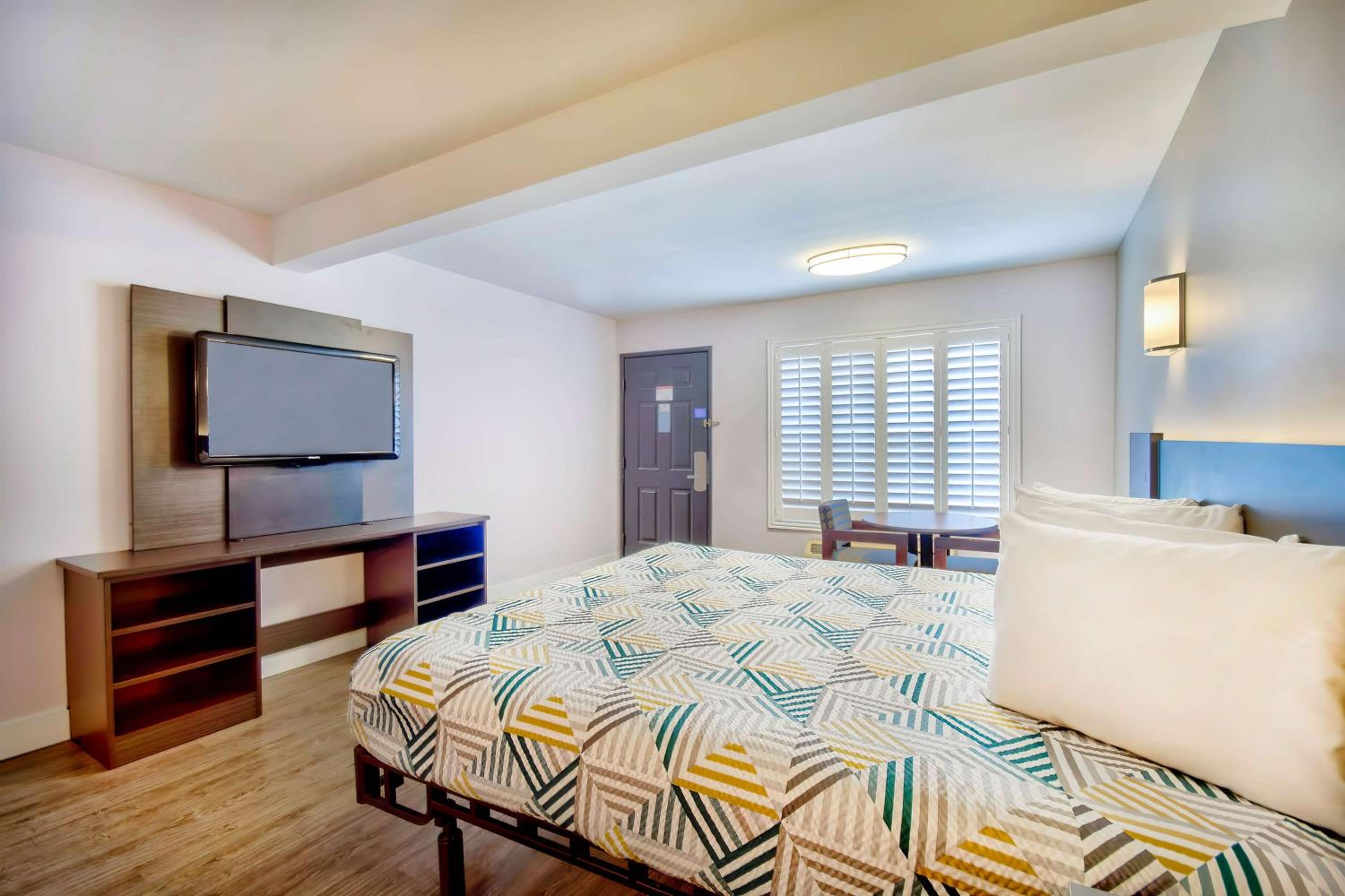 Deluxe King Room - Non-Smoking - Photo 3