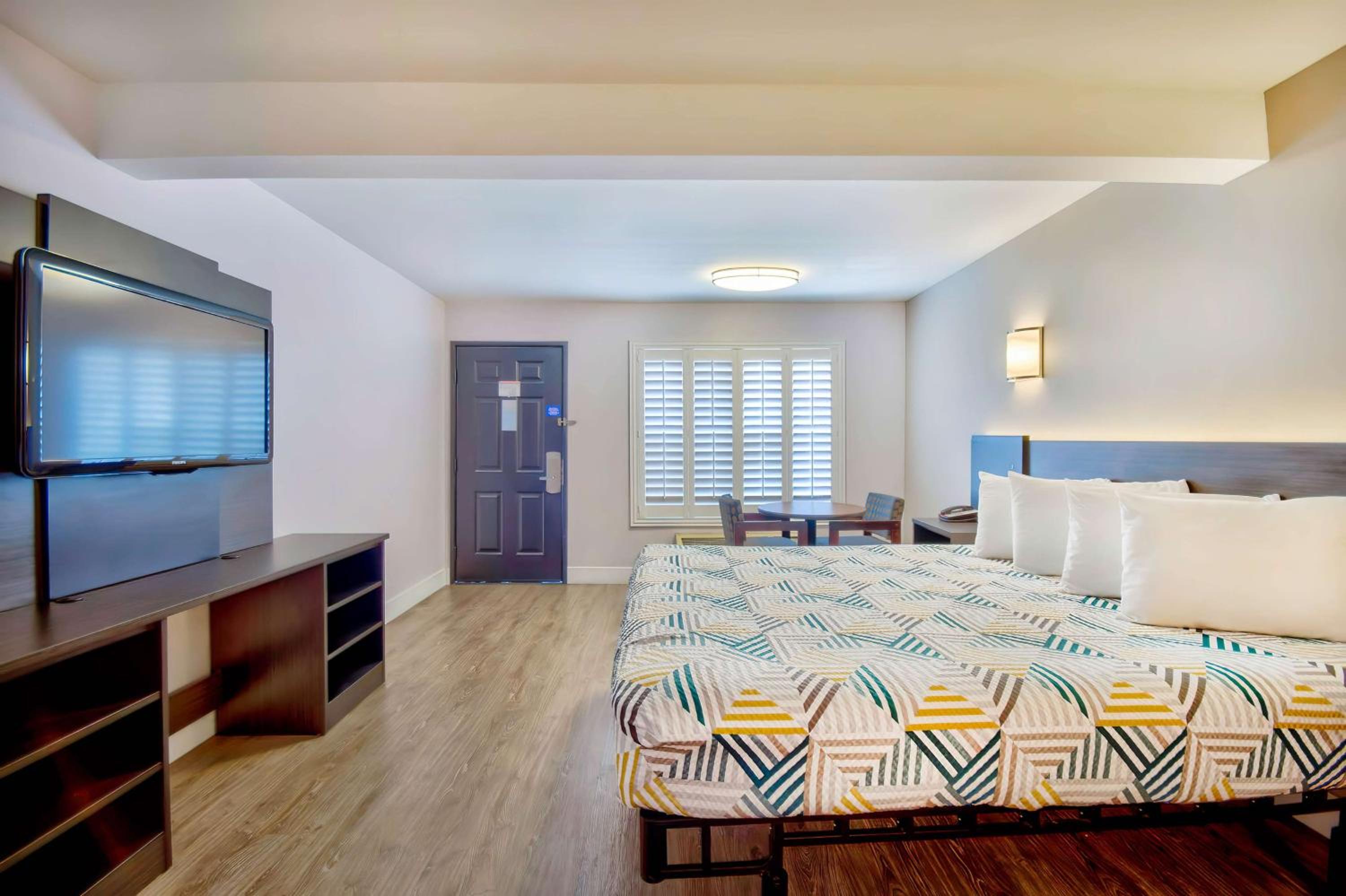 Deluxe King Room - Non-Smoking - Photo 2