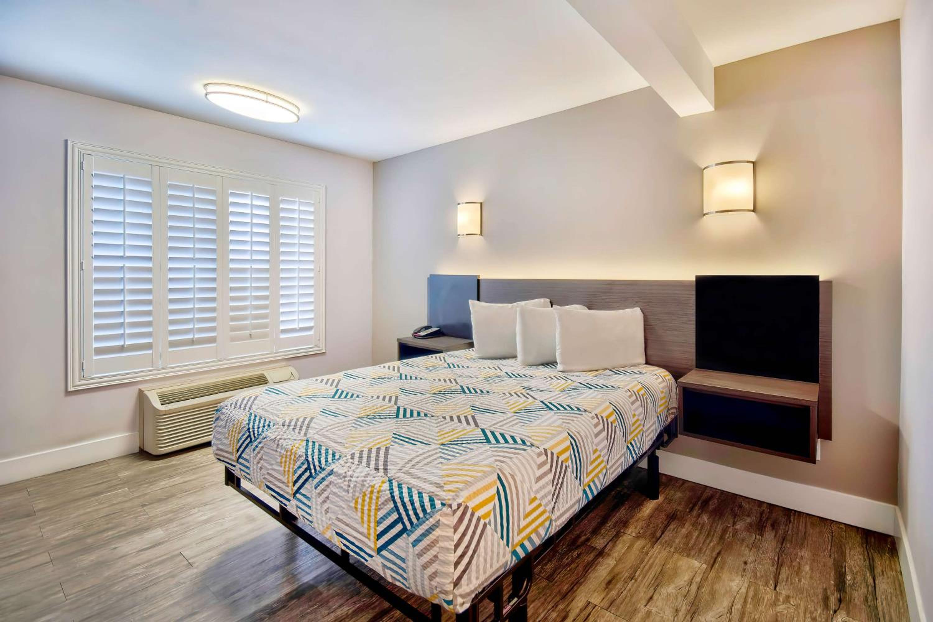 Deluxe Queen Room - Non-Smoking - Photo 4