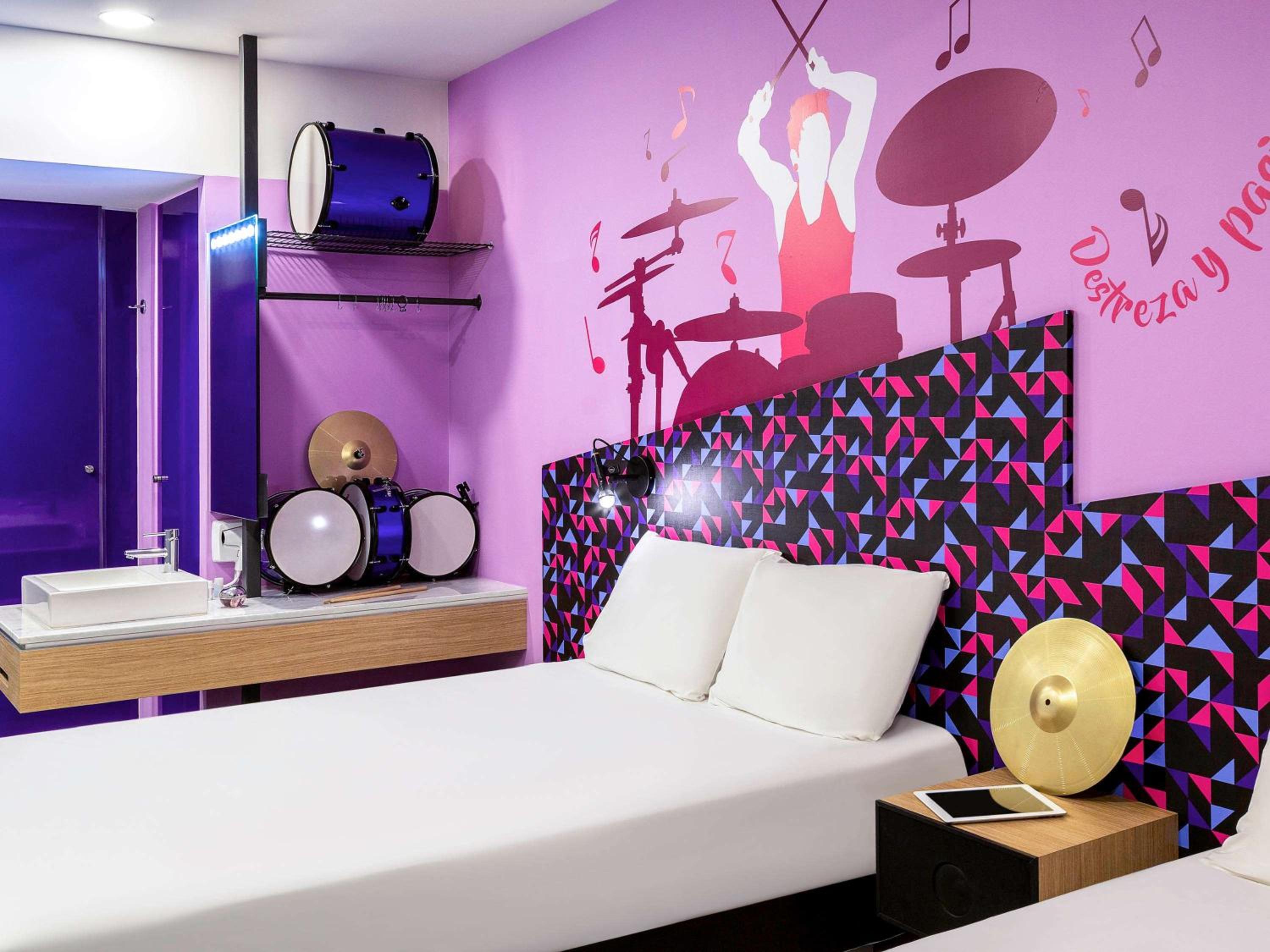 Standard Room with Twin Double Beds - Photo 6