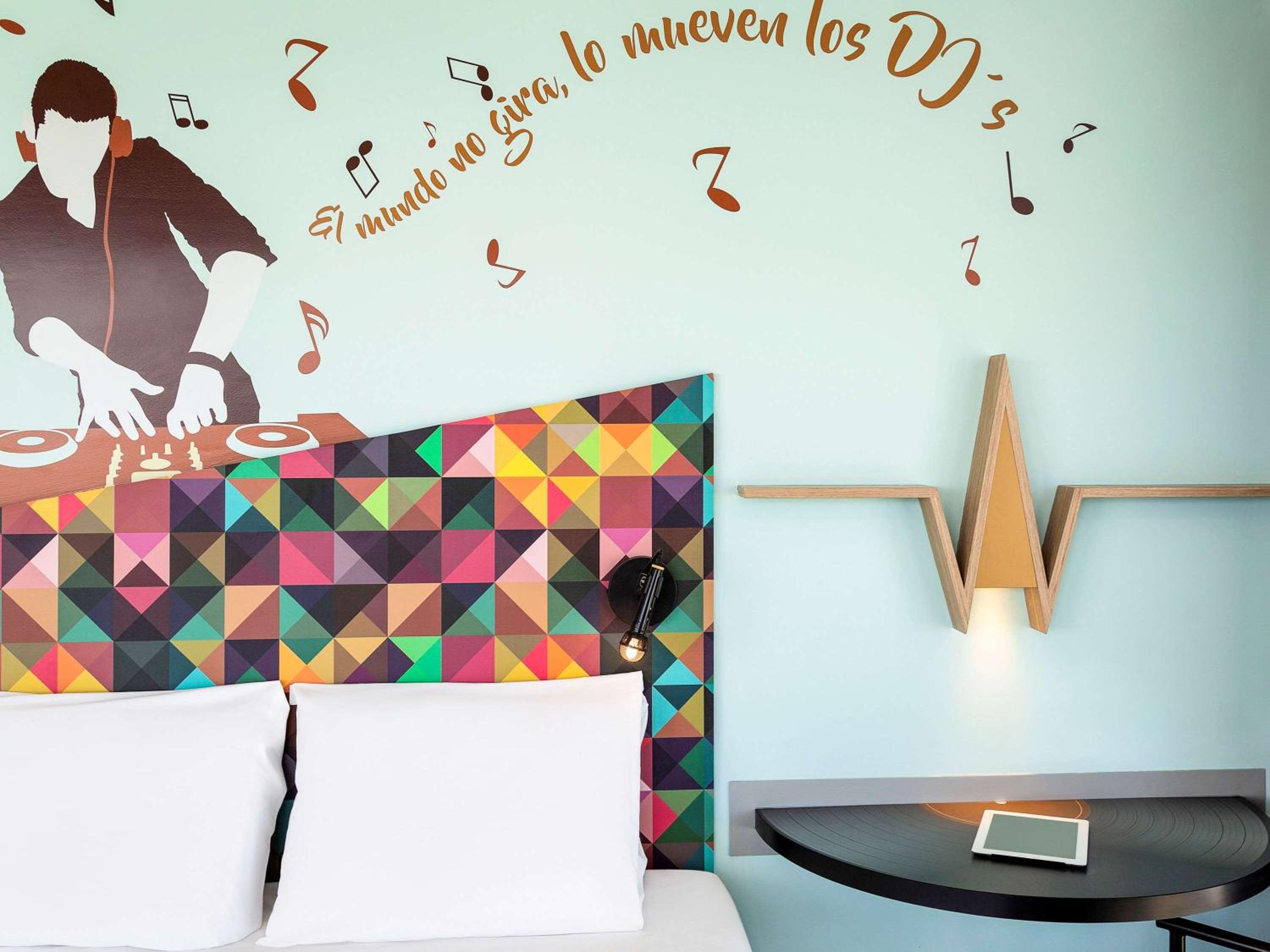 Standard Double Room with one Queen Bed - Photo 2