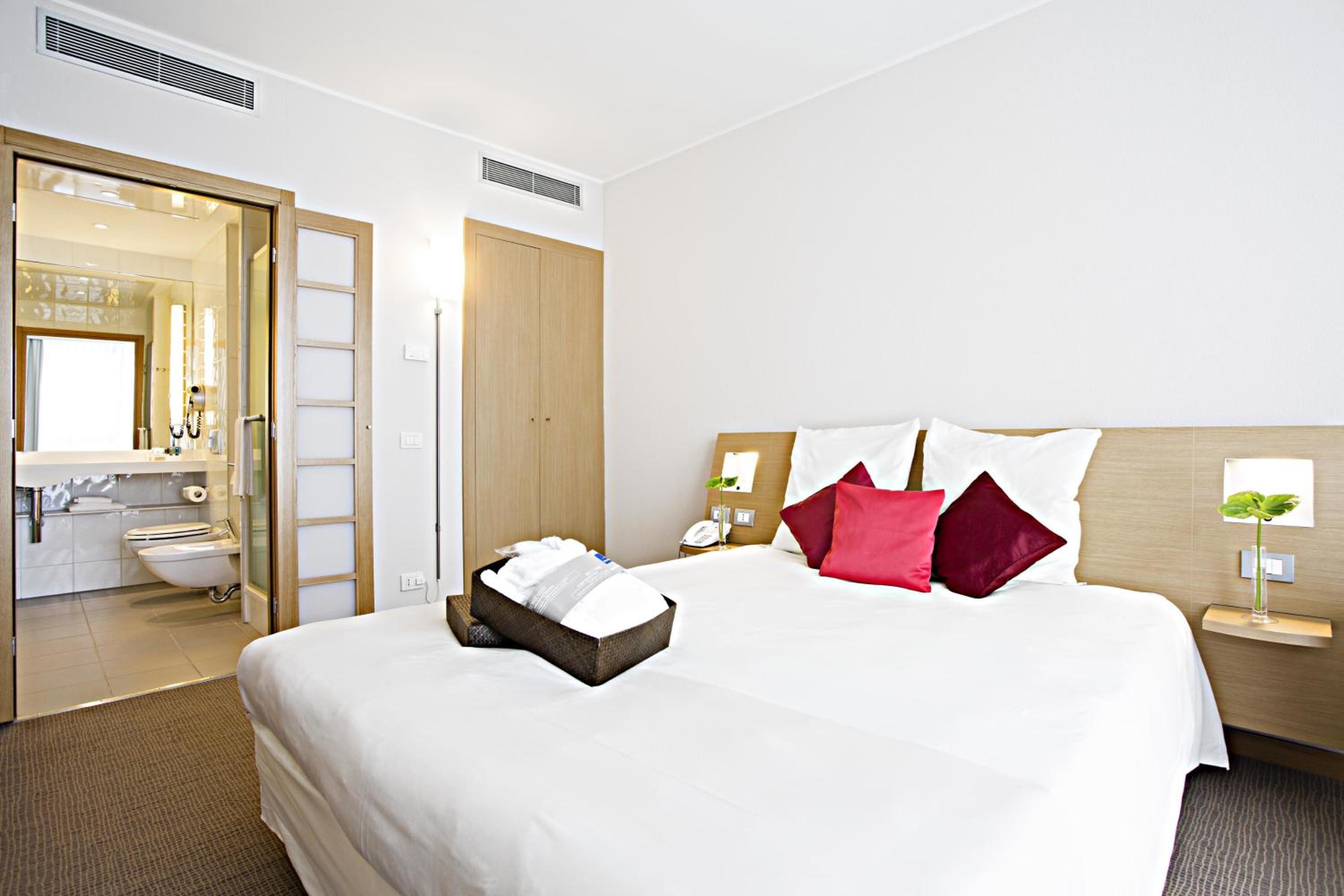 Executive King Room with Sofa - Photo 4