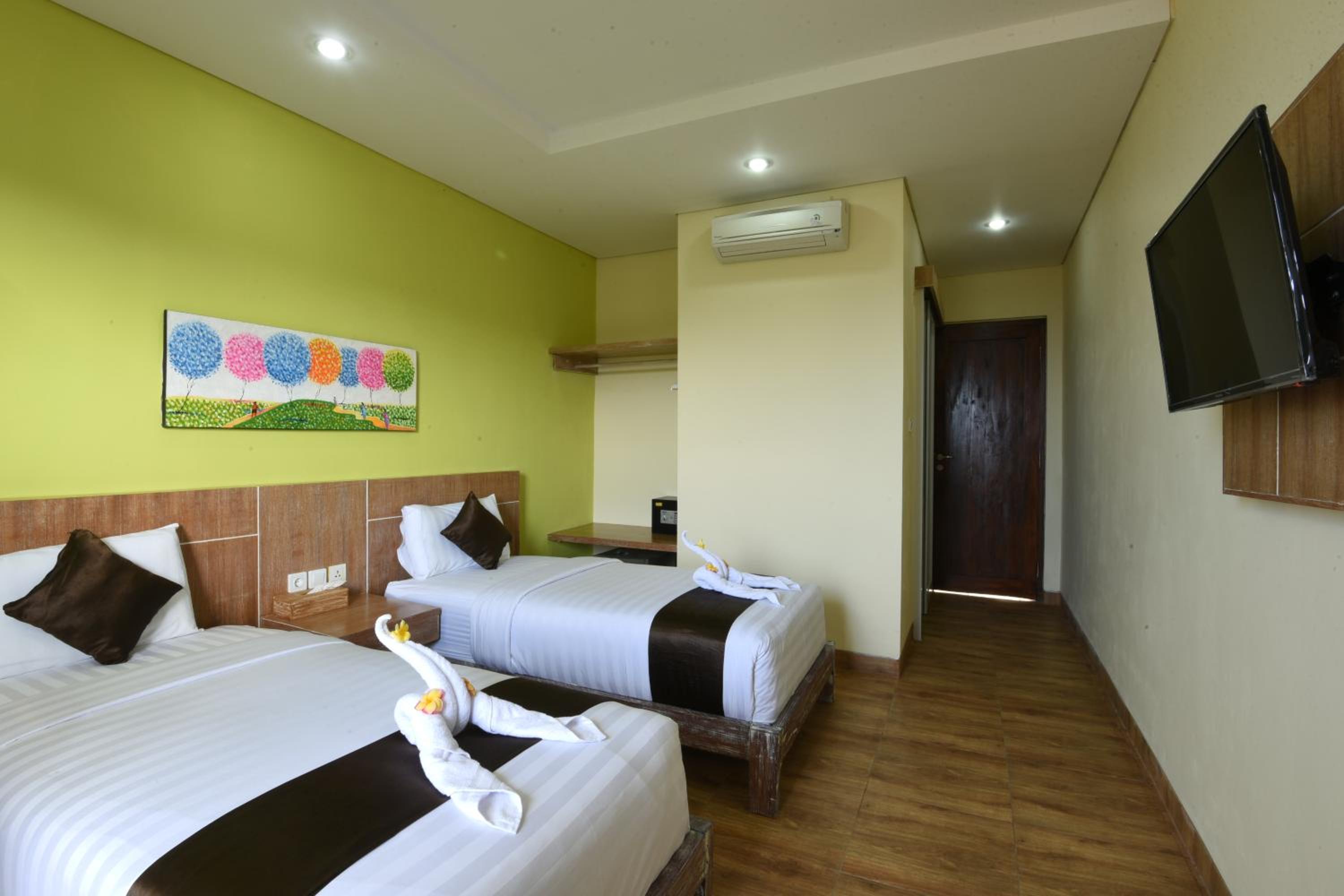 Deluxe Twin Room Balcony With Pool View - Photo 5