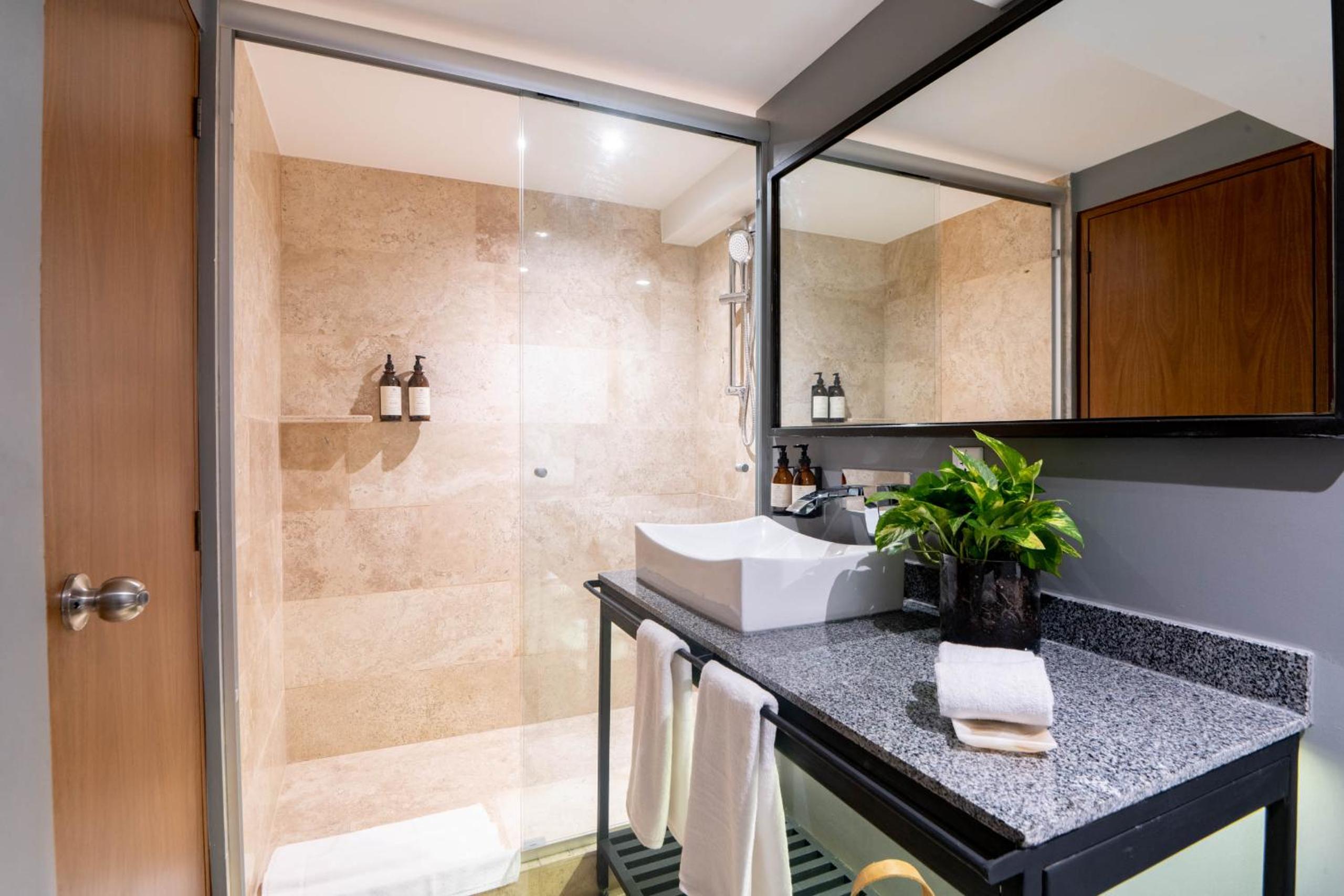 Suite with Balcony - Photo 4