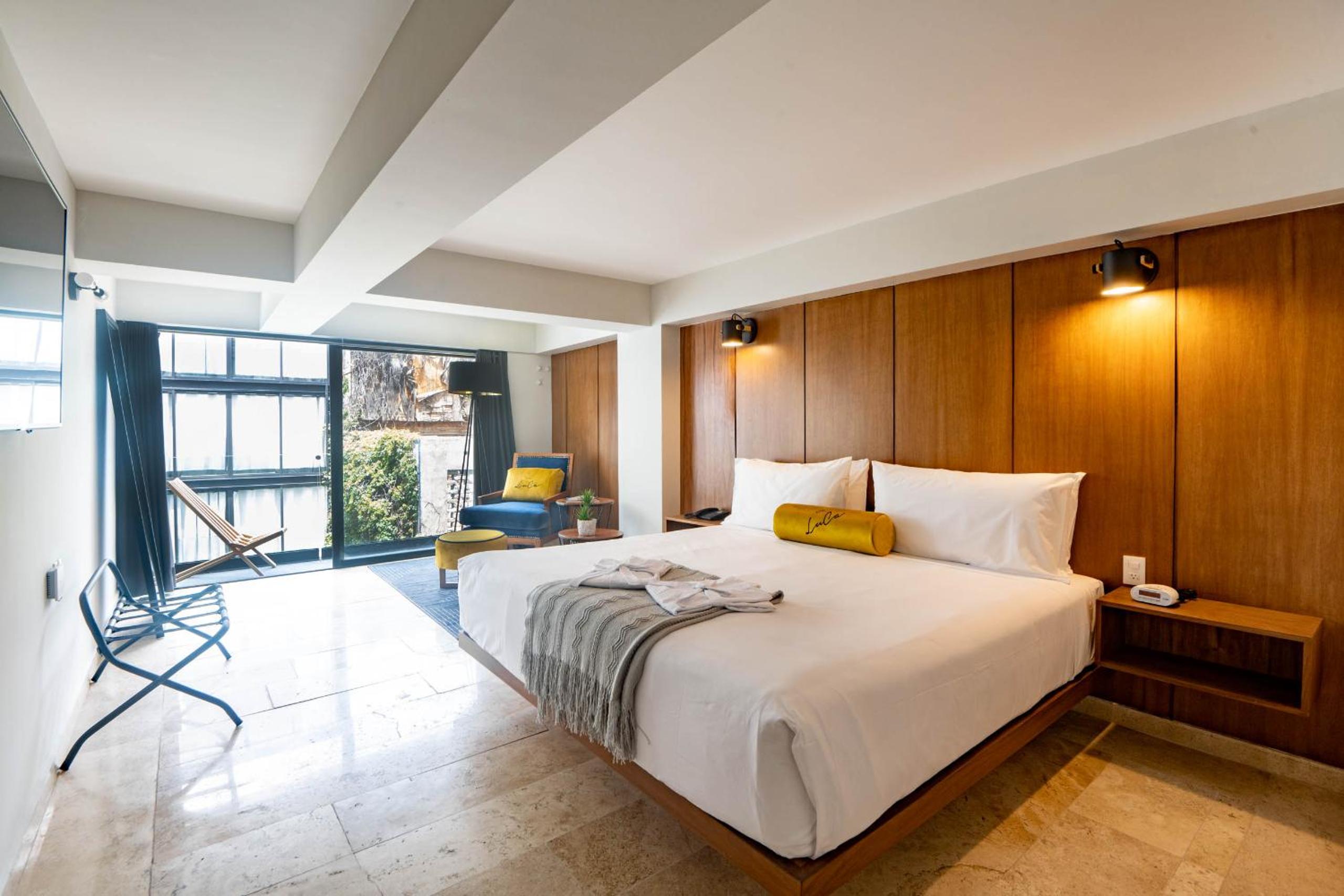 Junior Suite with Balcony - Photo 3