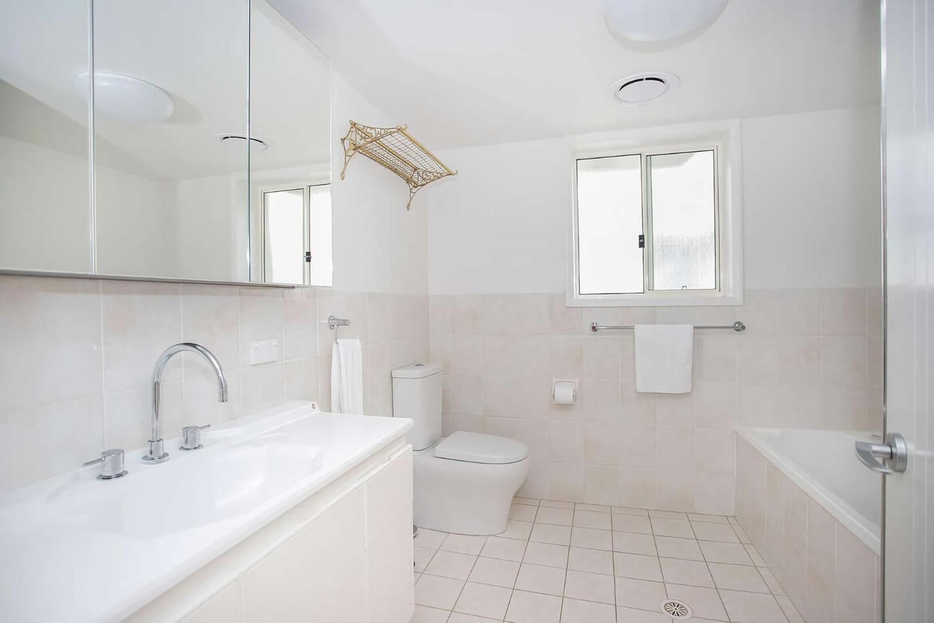 Five-Bedroom House photo 3