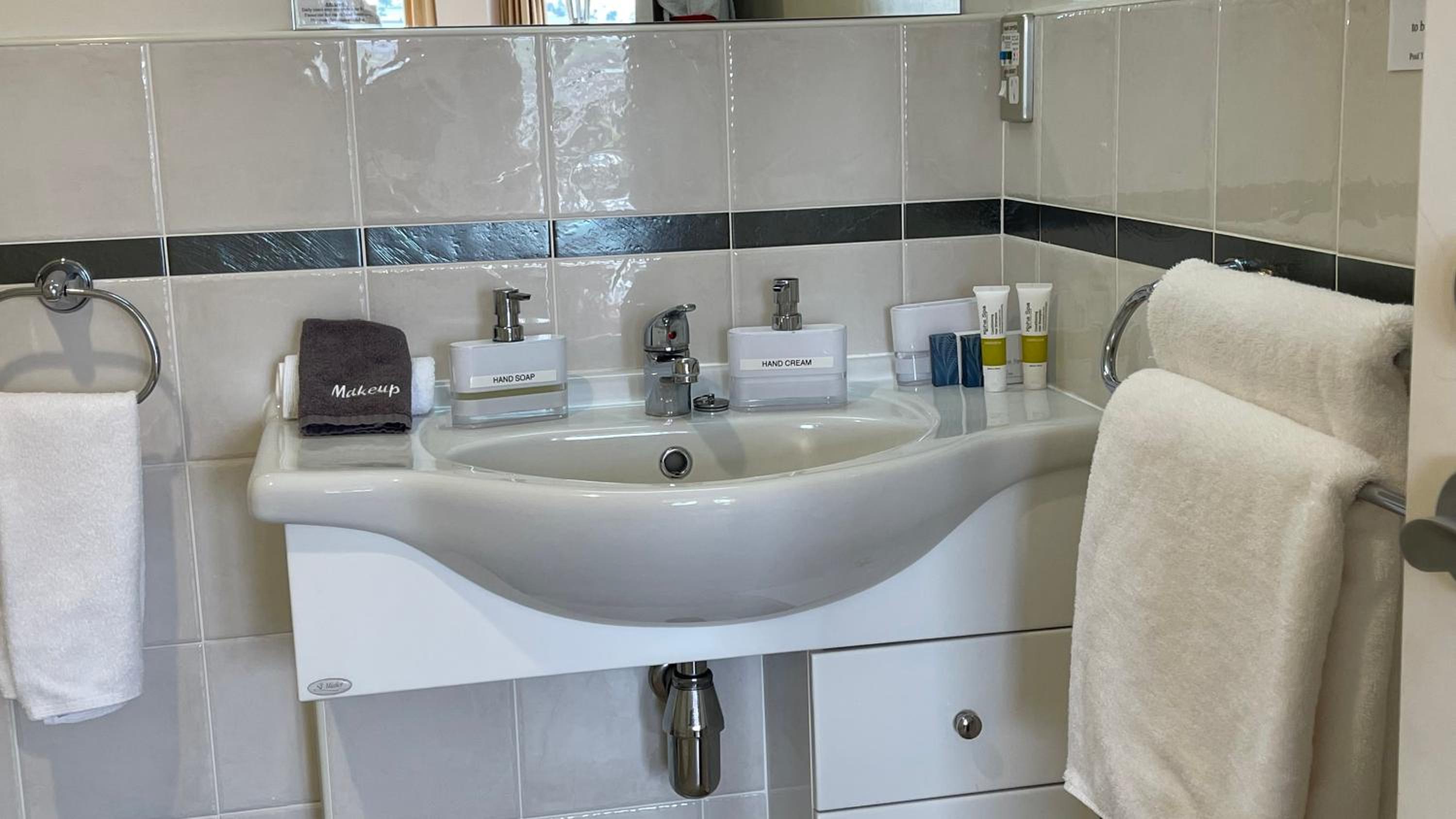 Deluxe Suite with Spa Bath - Photo 7