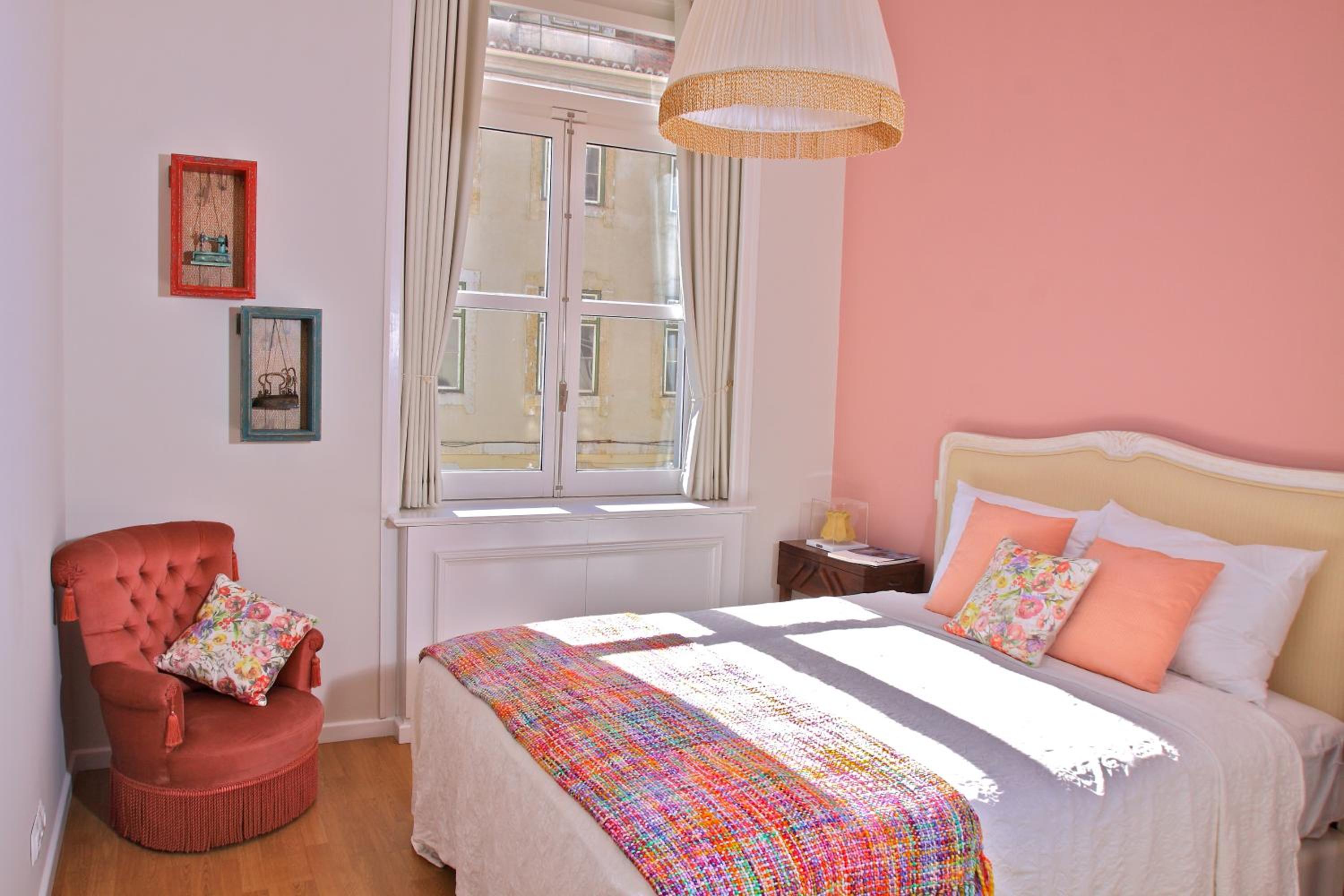 One-Bedroom Apartment with Street View photo 1