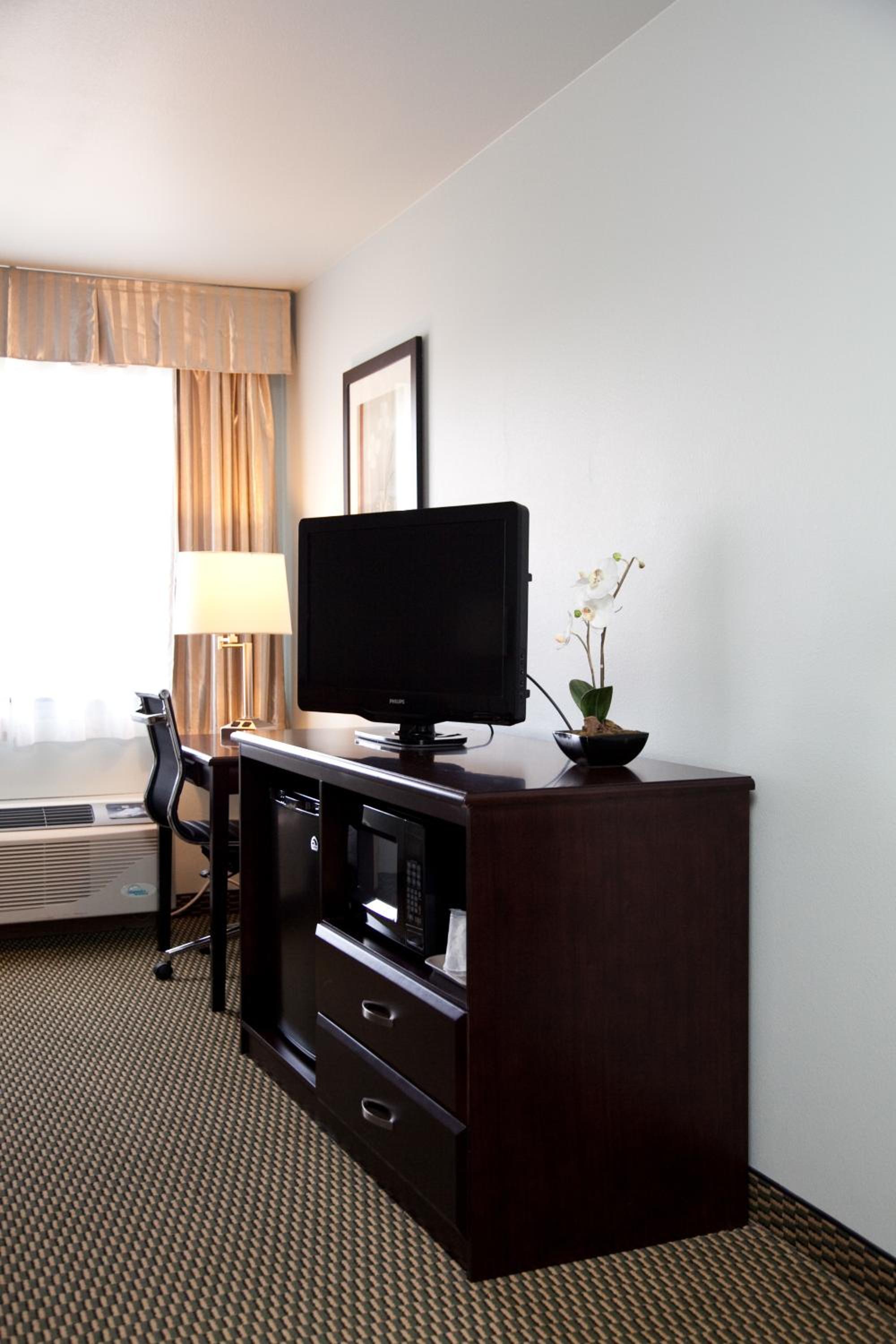 King Room with Roll-in Shower - Mobility Access/Non-Smoking photo 3