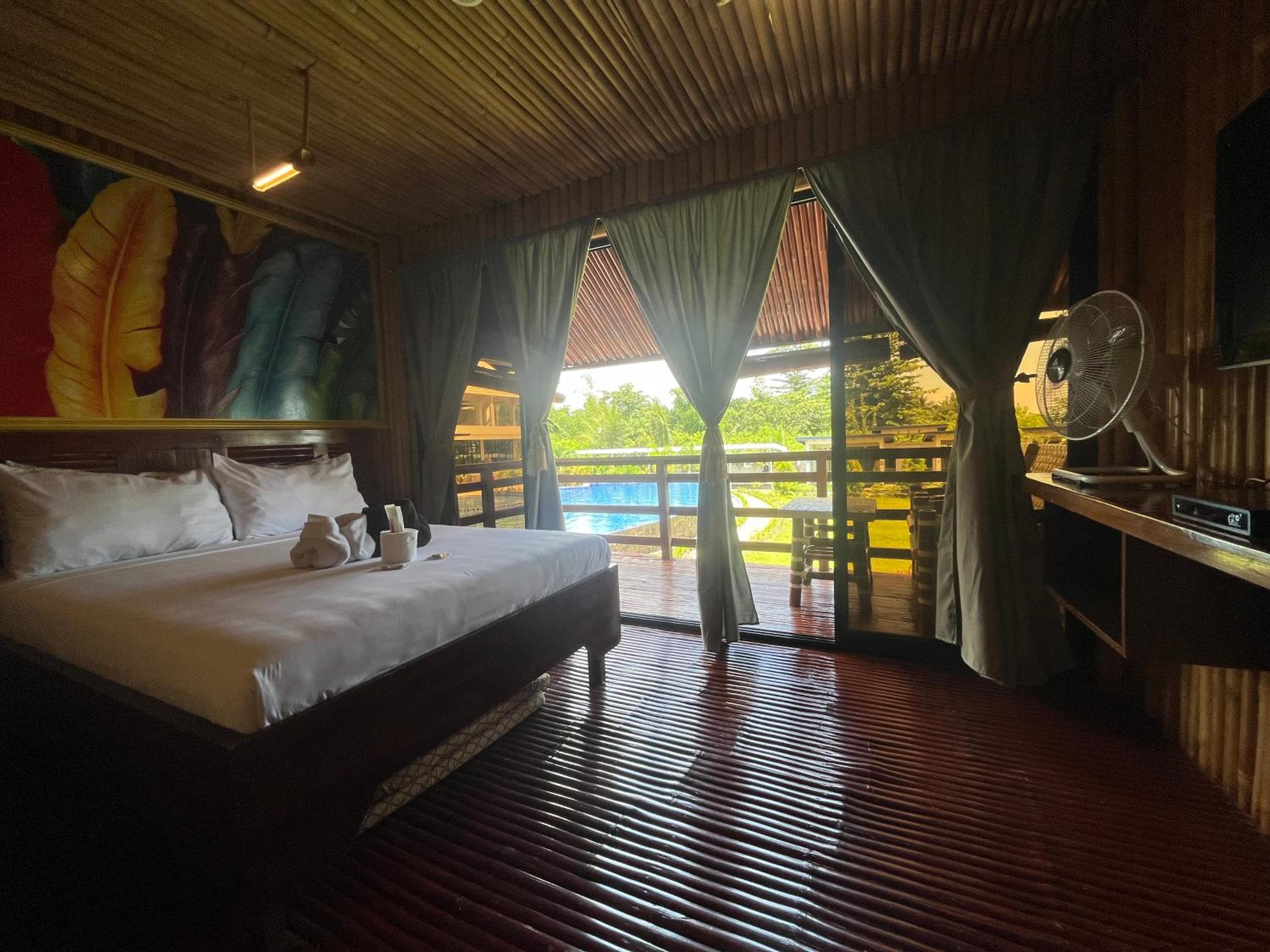 Deluxe Double Room with Bath - Photo 1