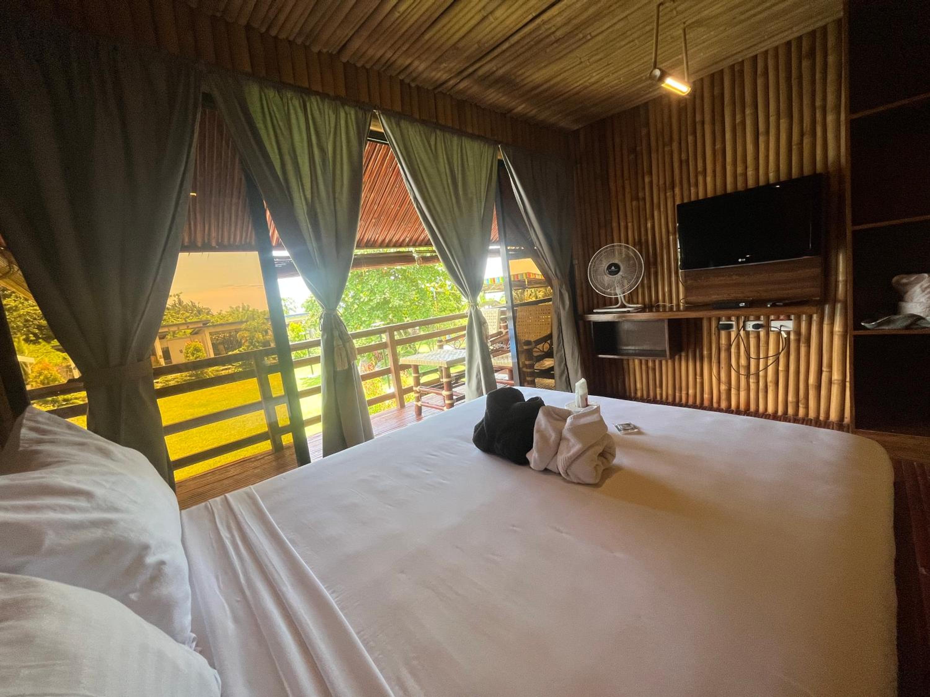 Deluxe Double Room with Bath - Photo 2