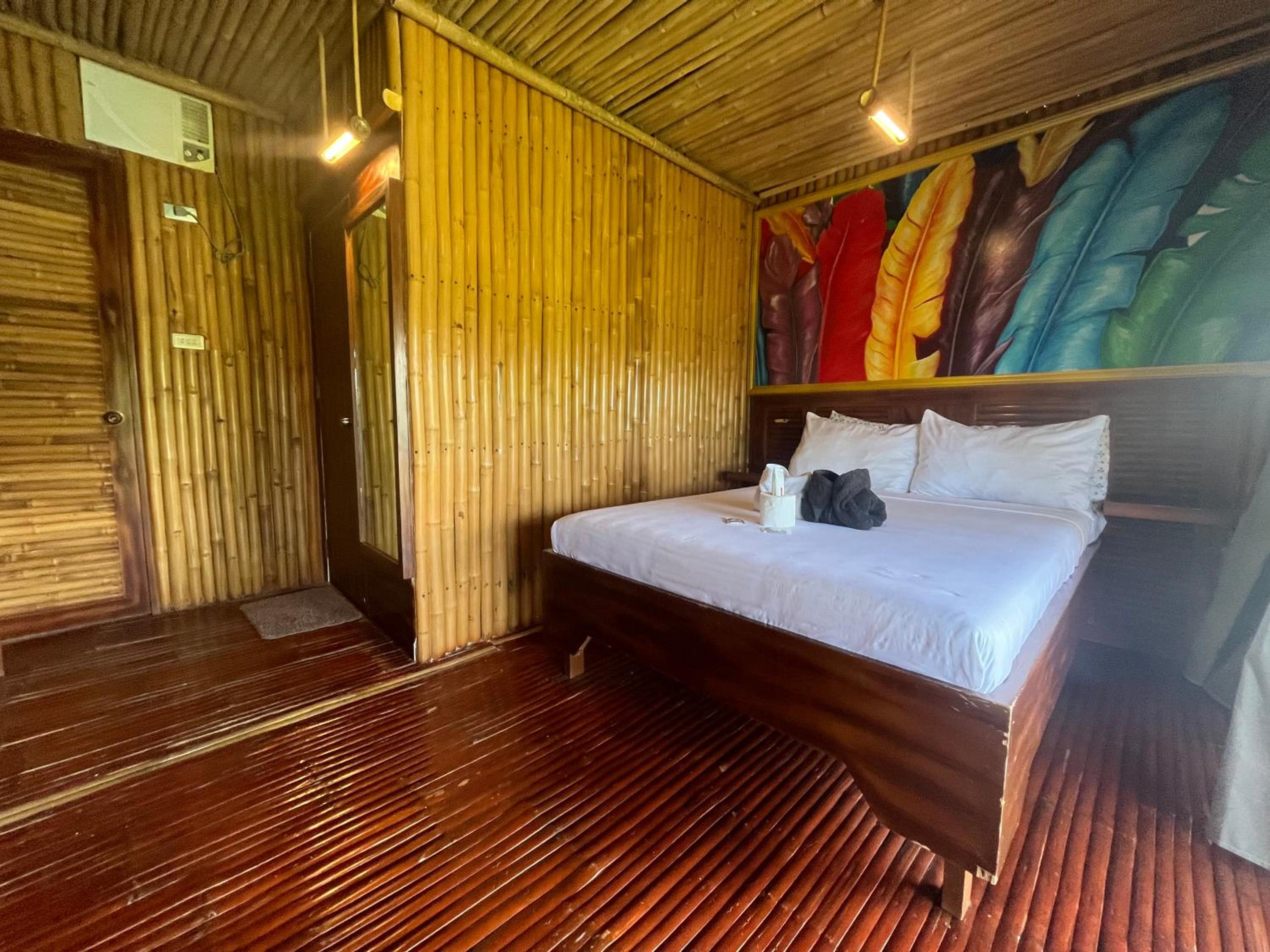 Deluxe Double Room with Bath - Photo 17