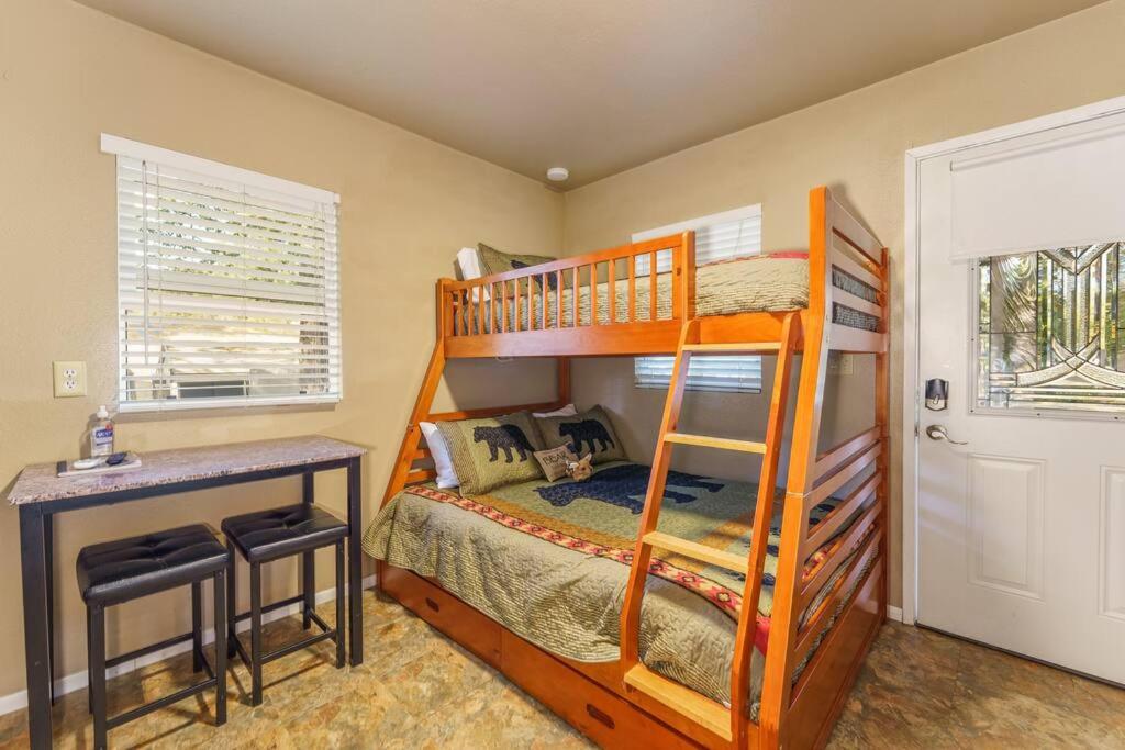 One-Bedroom House photo 1