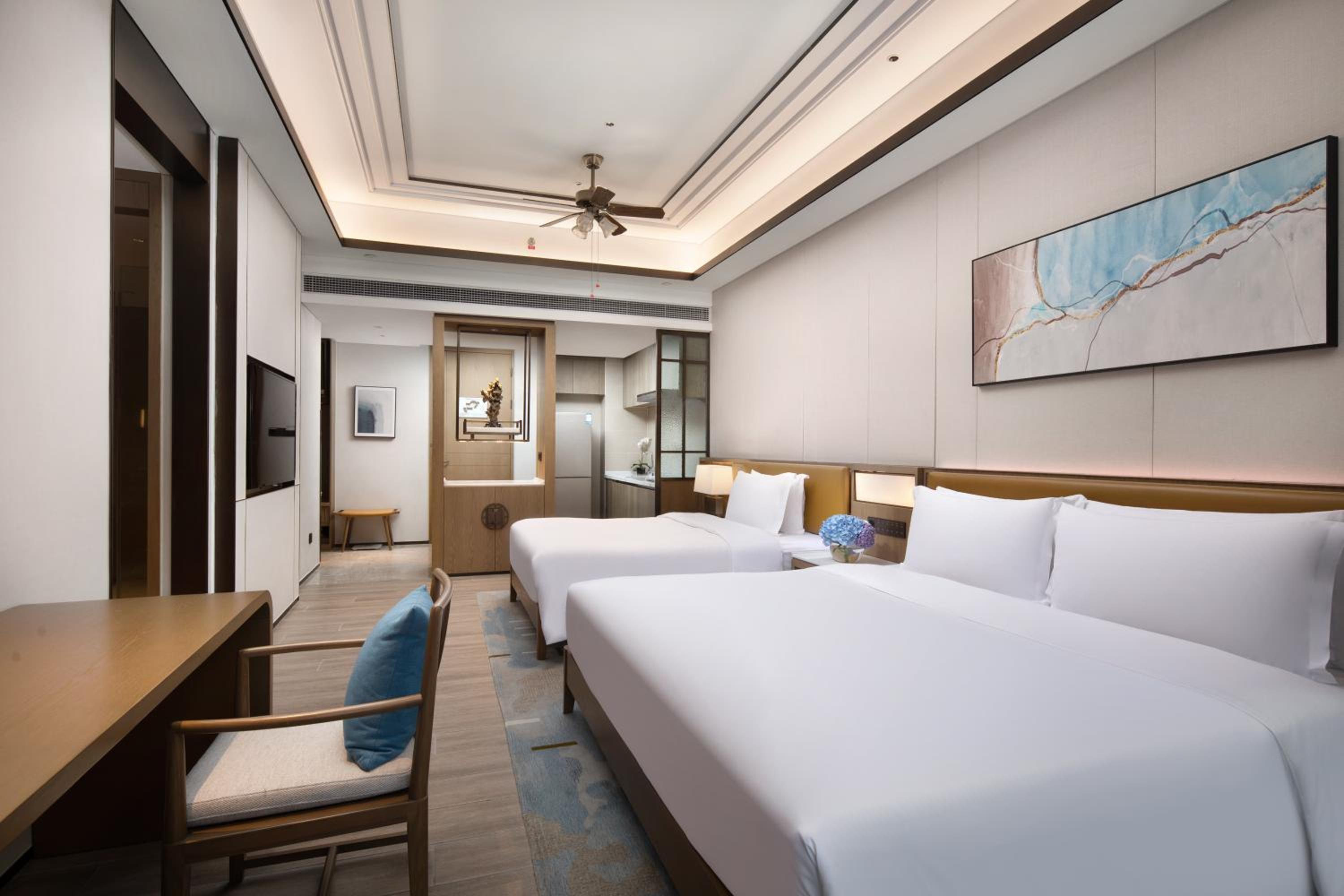 Suite with Balcony and Mountain View