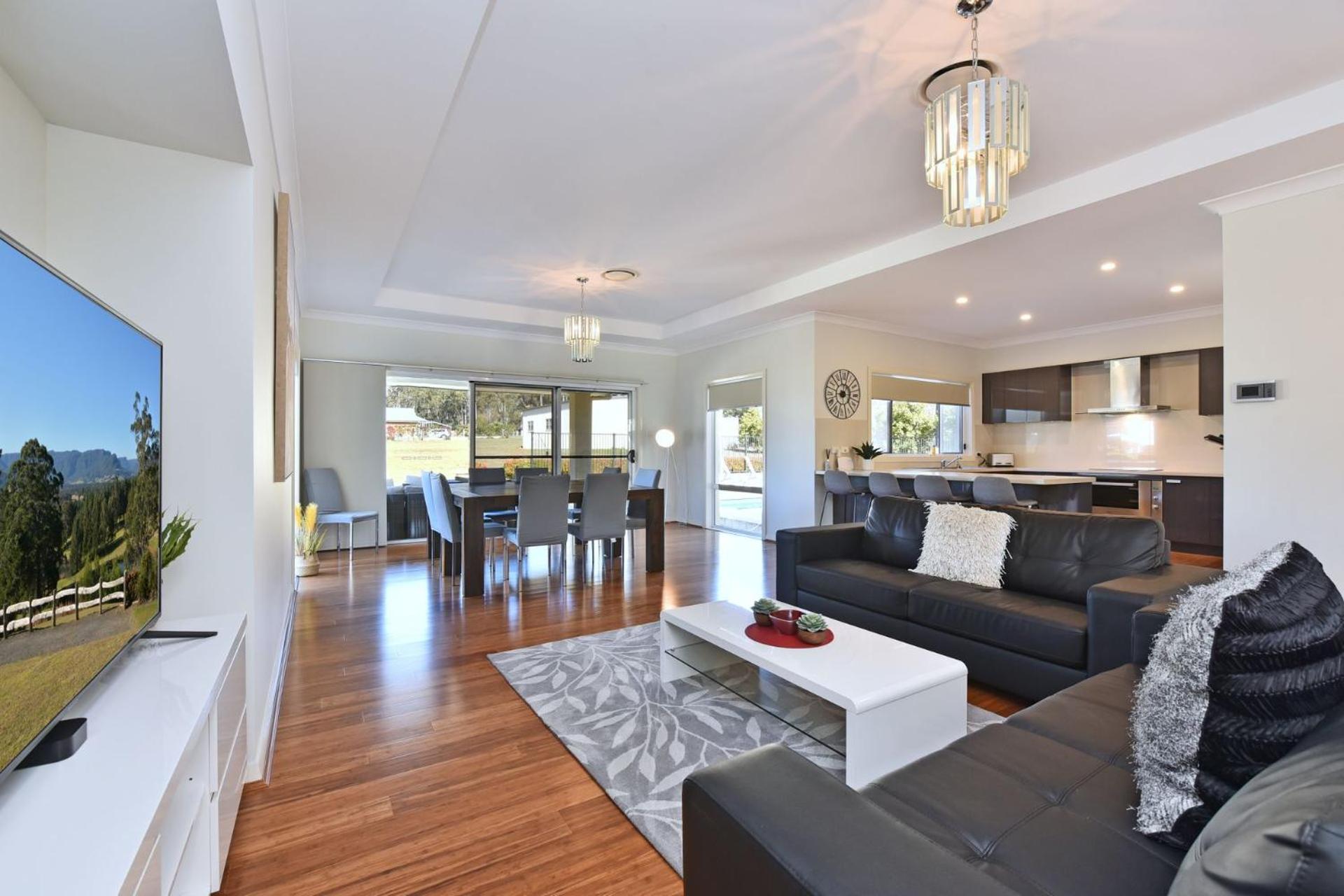 Five-Bedroom House photo 1