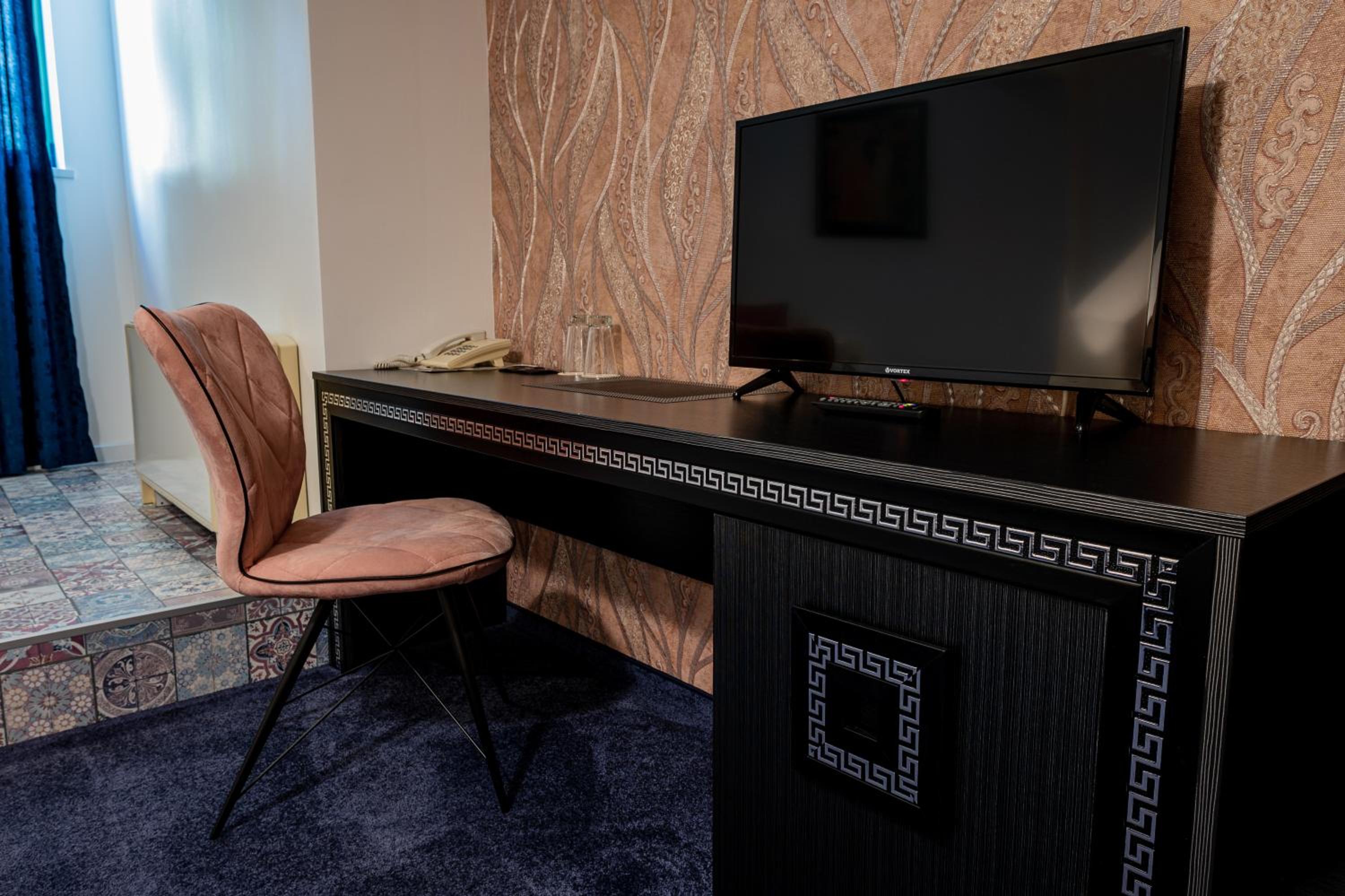 Deluxe Suite - Photo 6