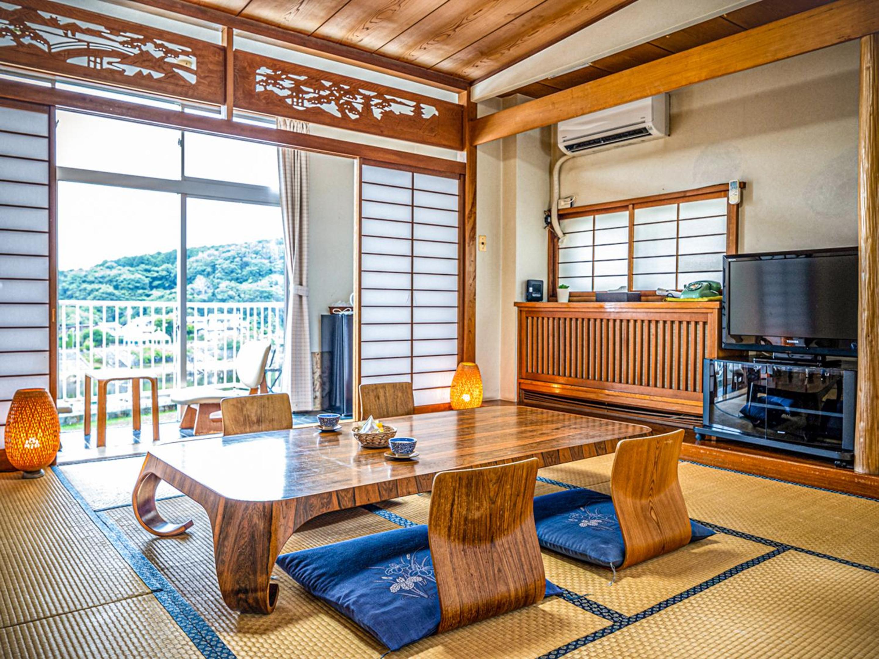 Family Room with Balcony photo 2
