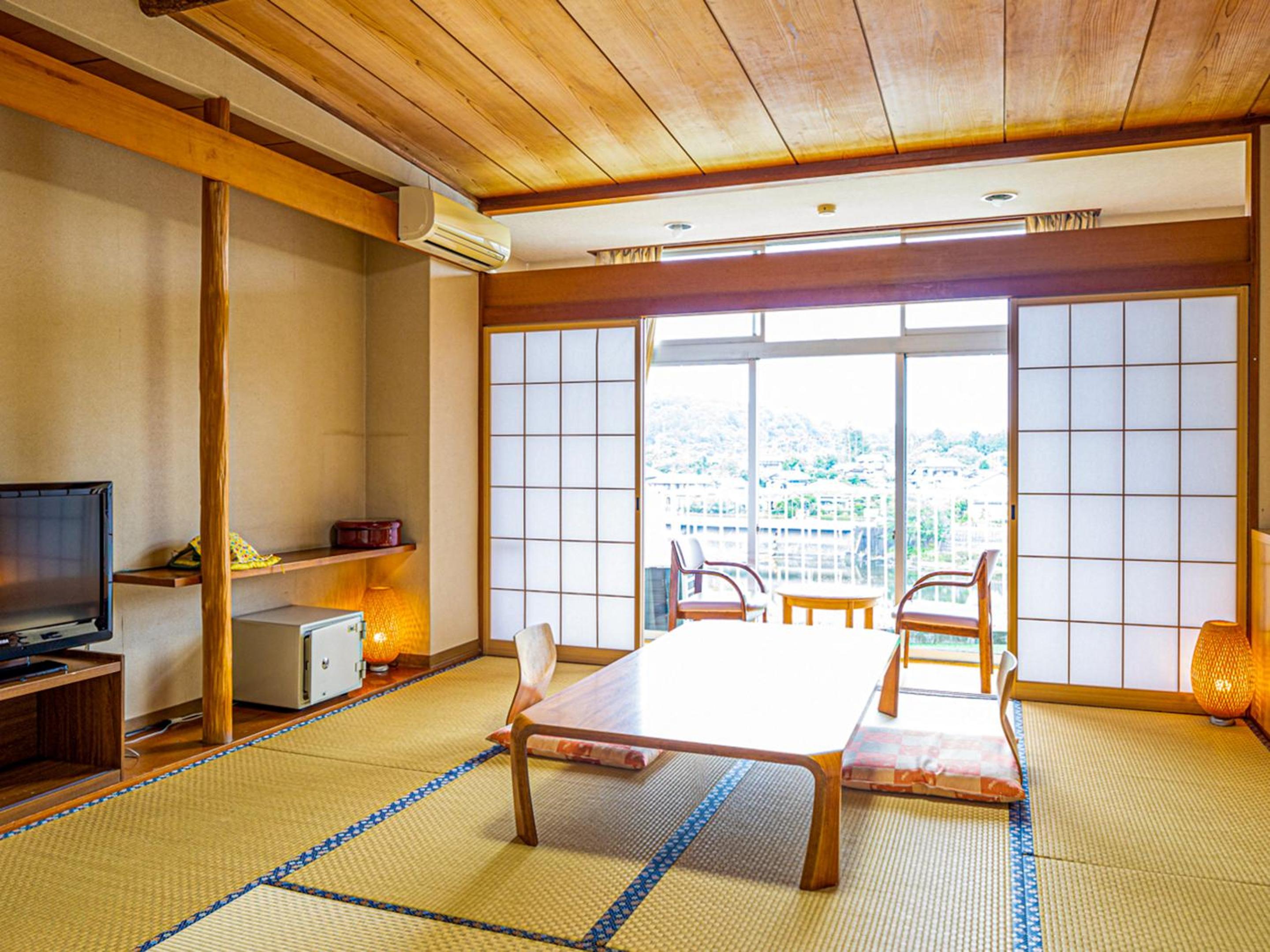 Japanese-Style Room with Lake View photo 3