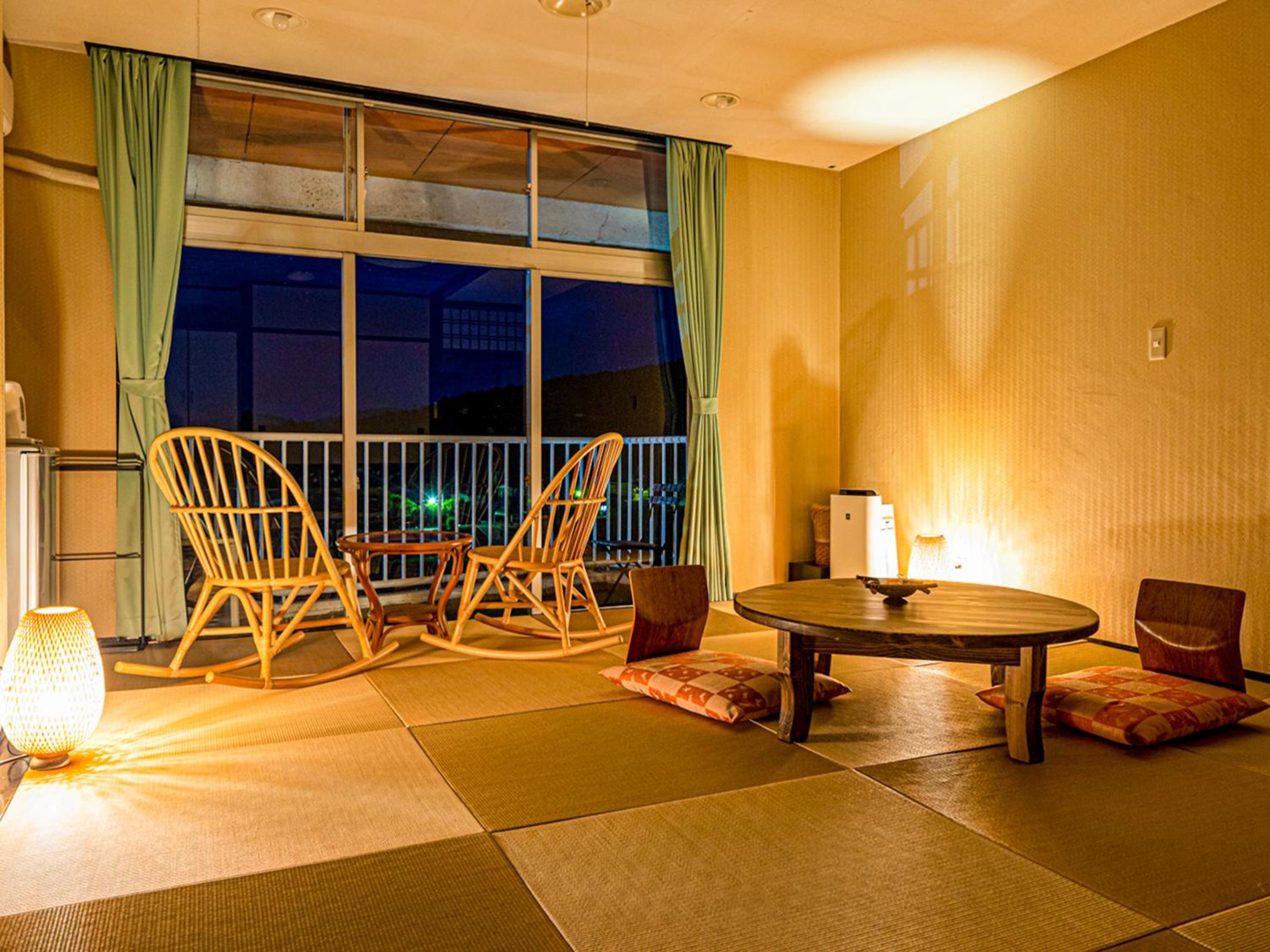 Family Room with Lake View photo 3
