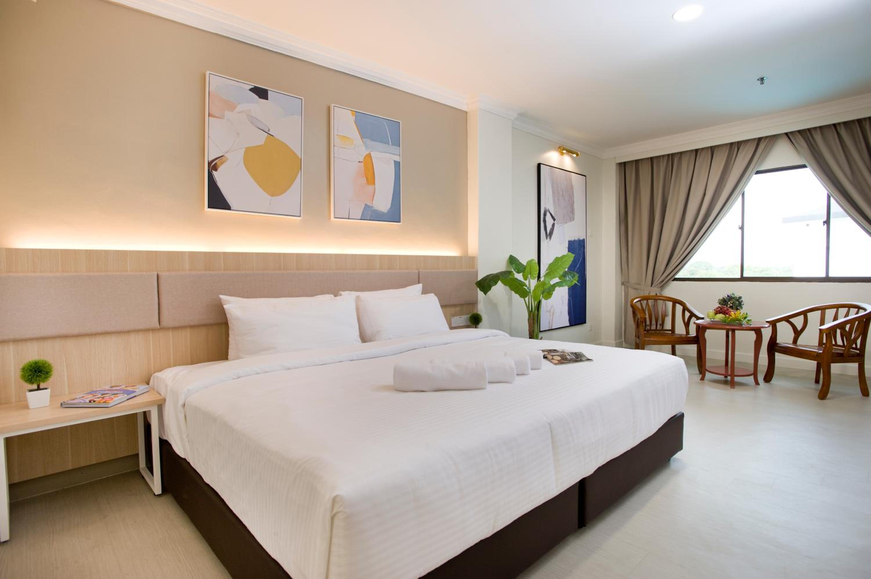 Deluxe King Room - Photo 2