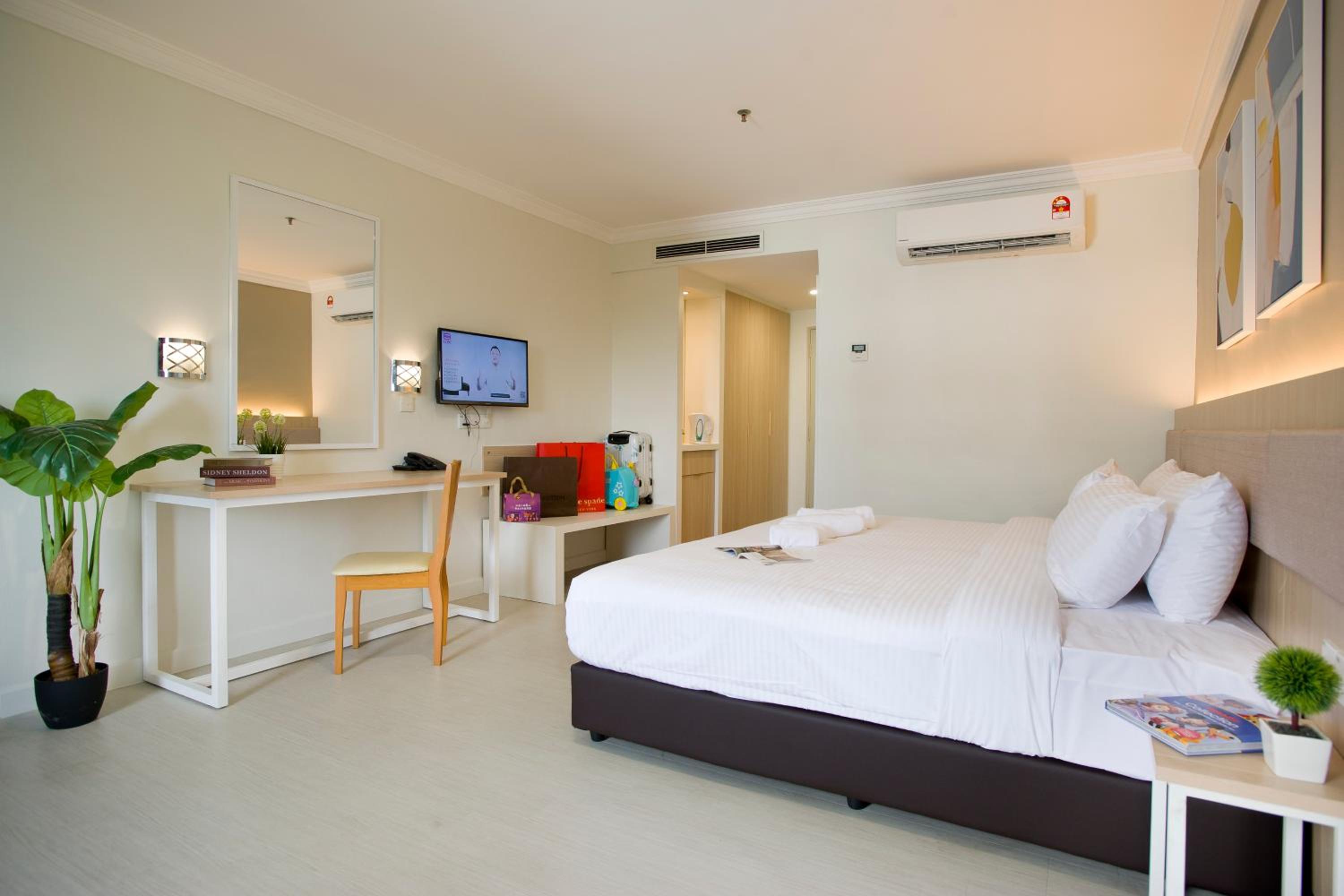Deluxe King Room - Photo 5
