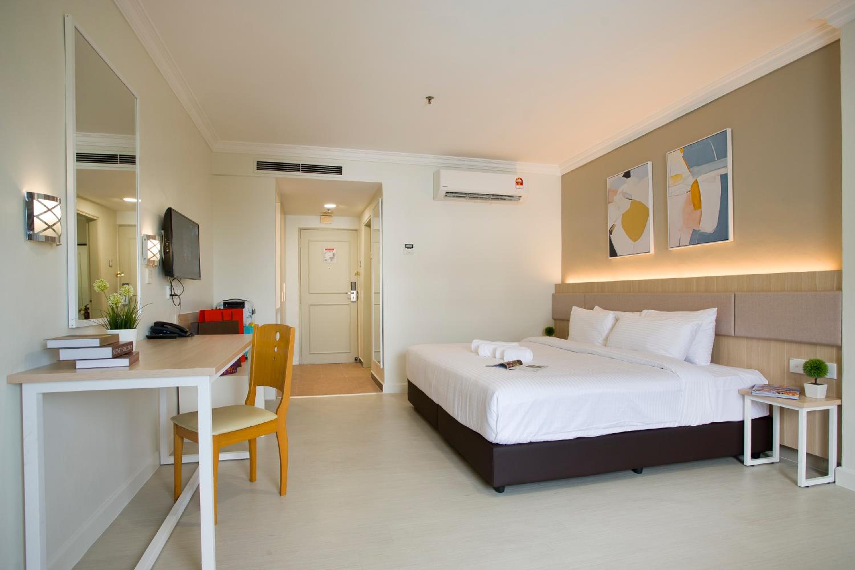 Deluxe King Room - Photo 4