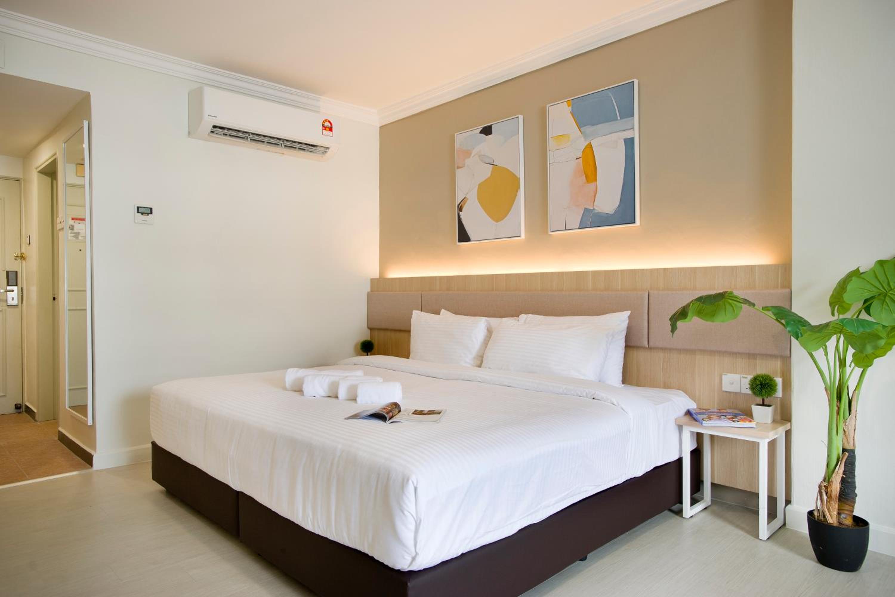 Deluxe King Room - Photo 3