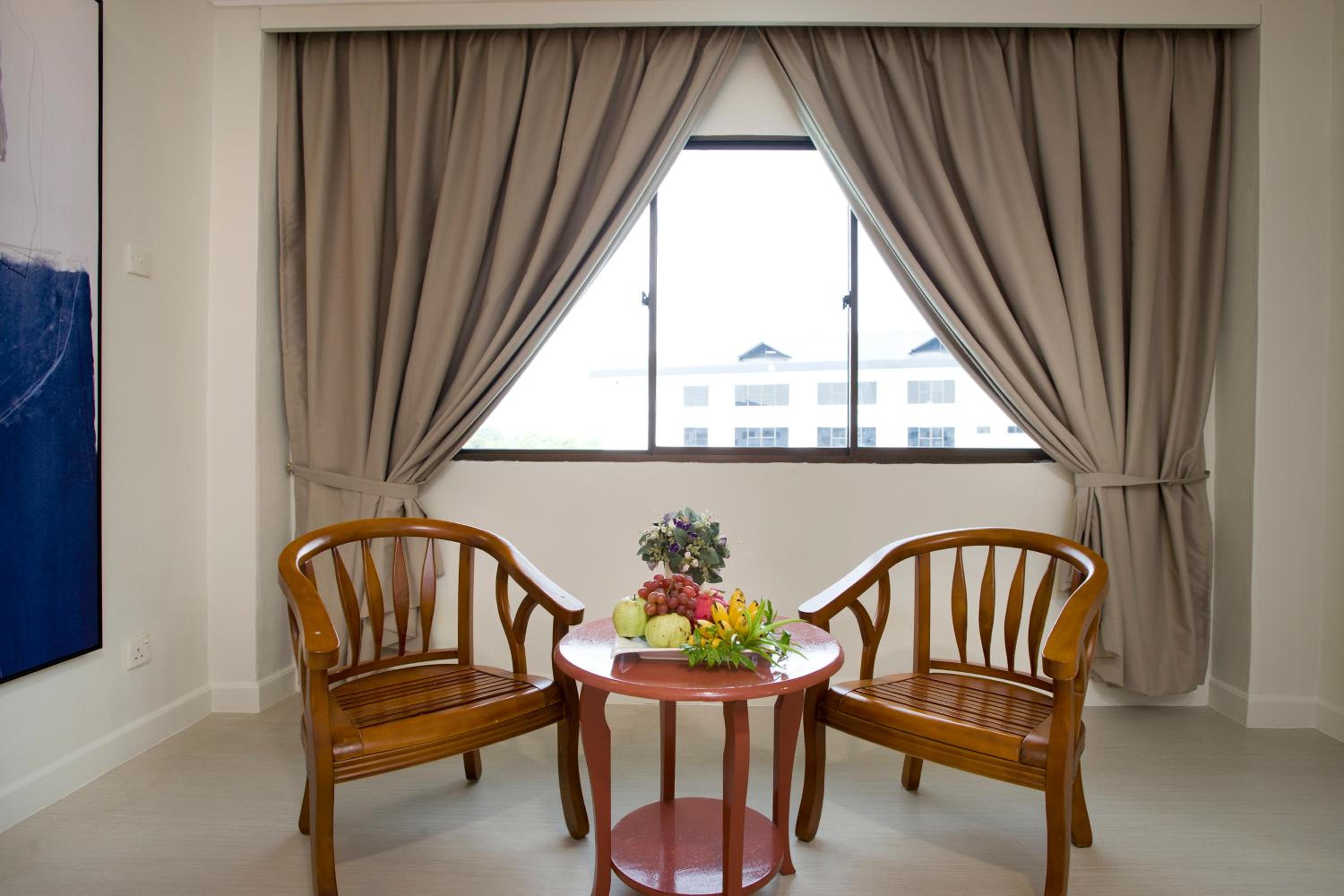Deluxe King Room - Photo 8
