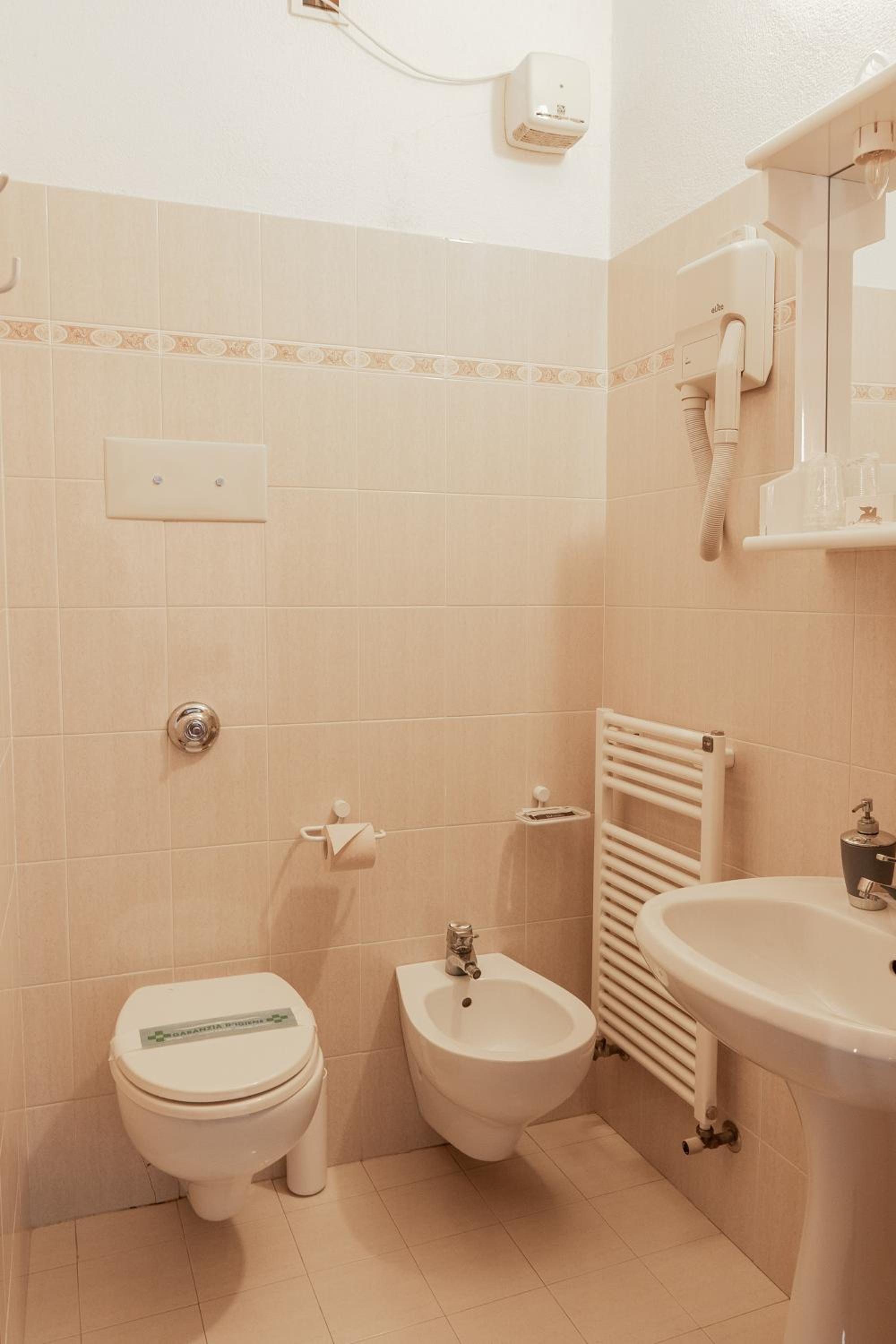Standard Double or Twin Room - Photo 25