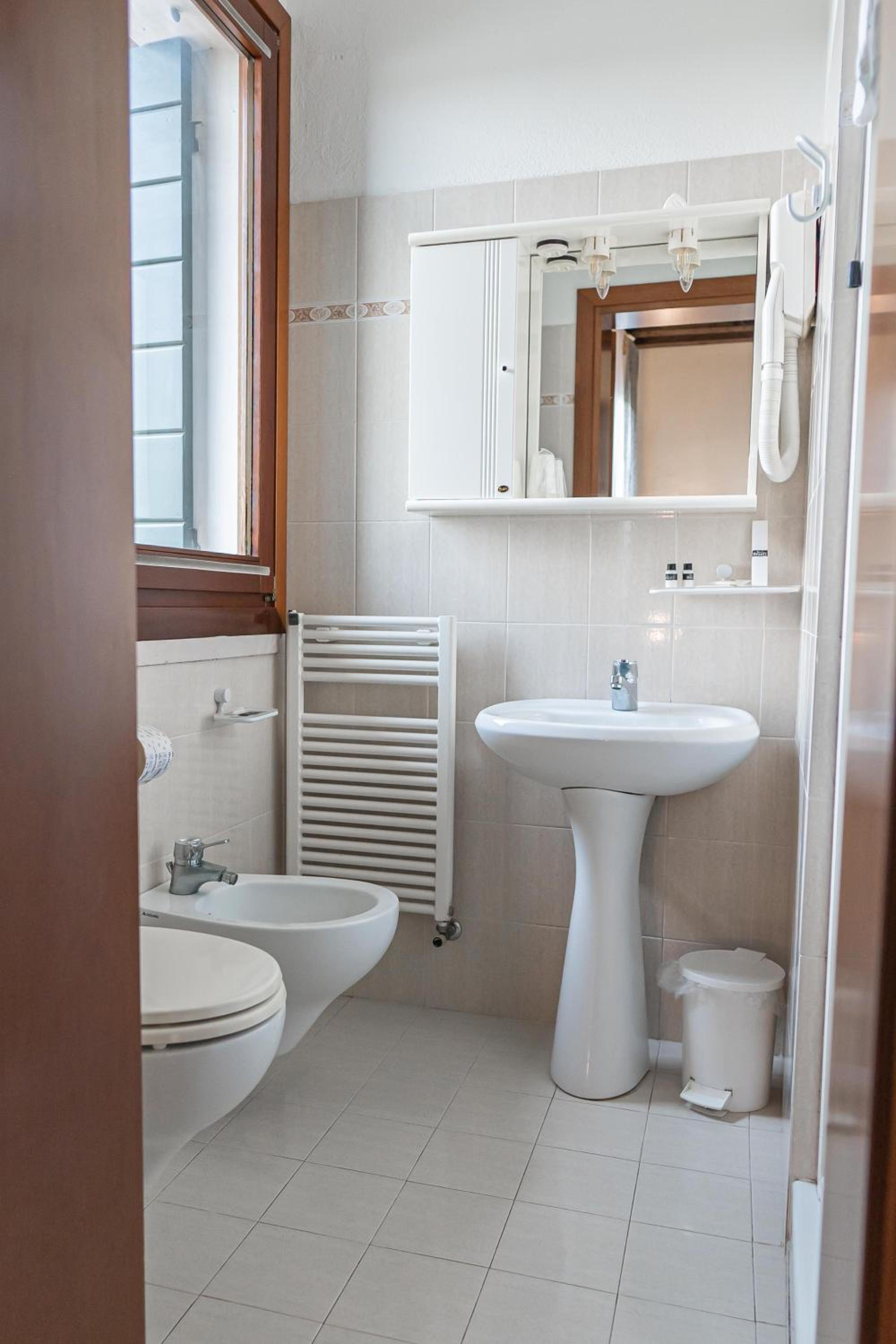 Standard Double or Twin Room - Photo 24