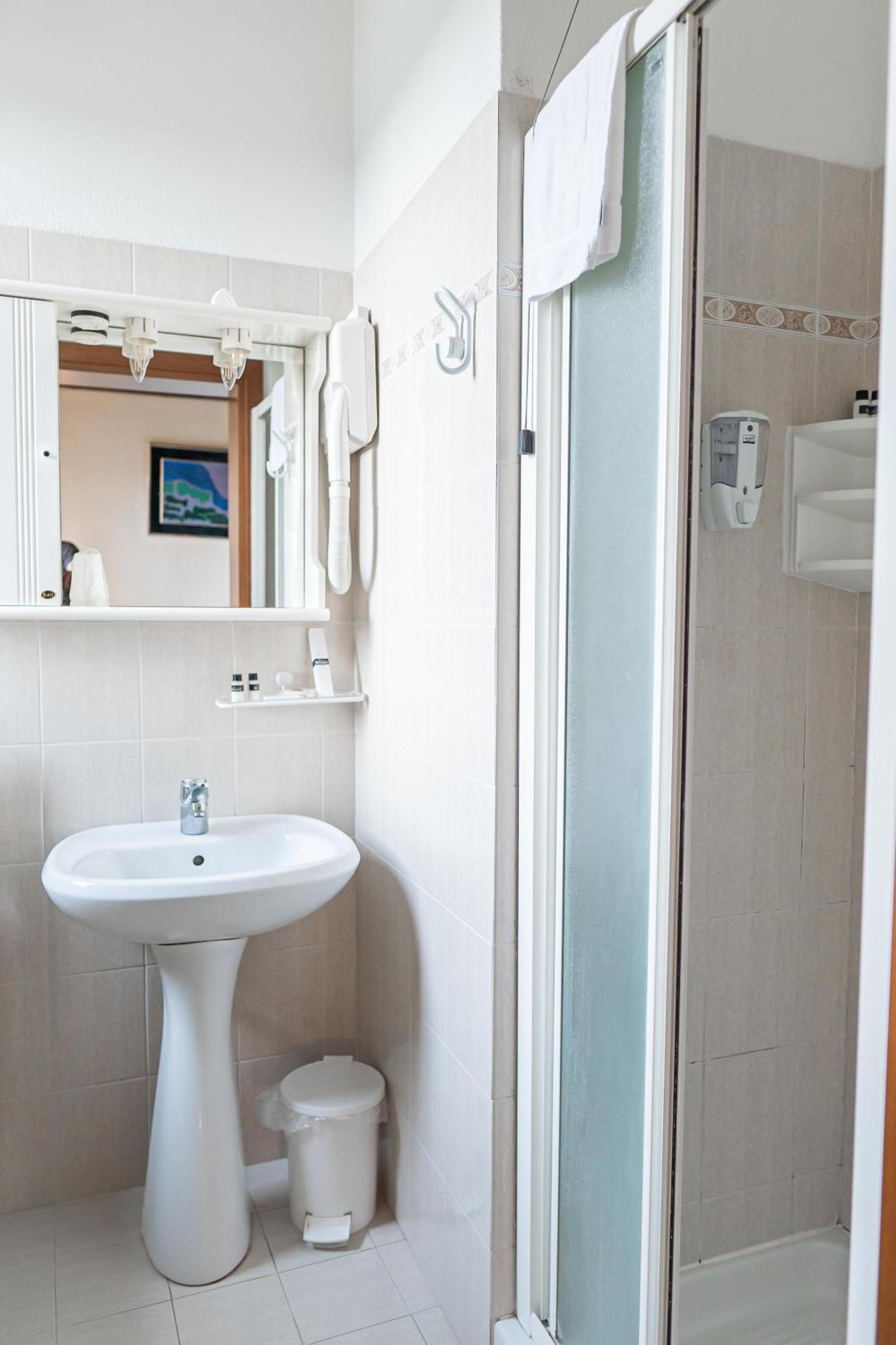 Standard Double or Twin Room - Photo 18