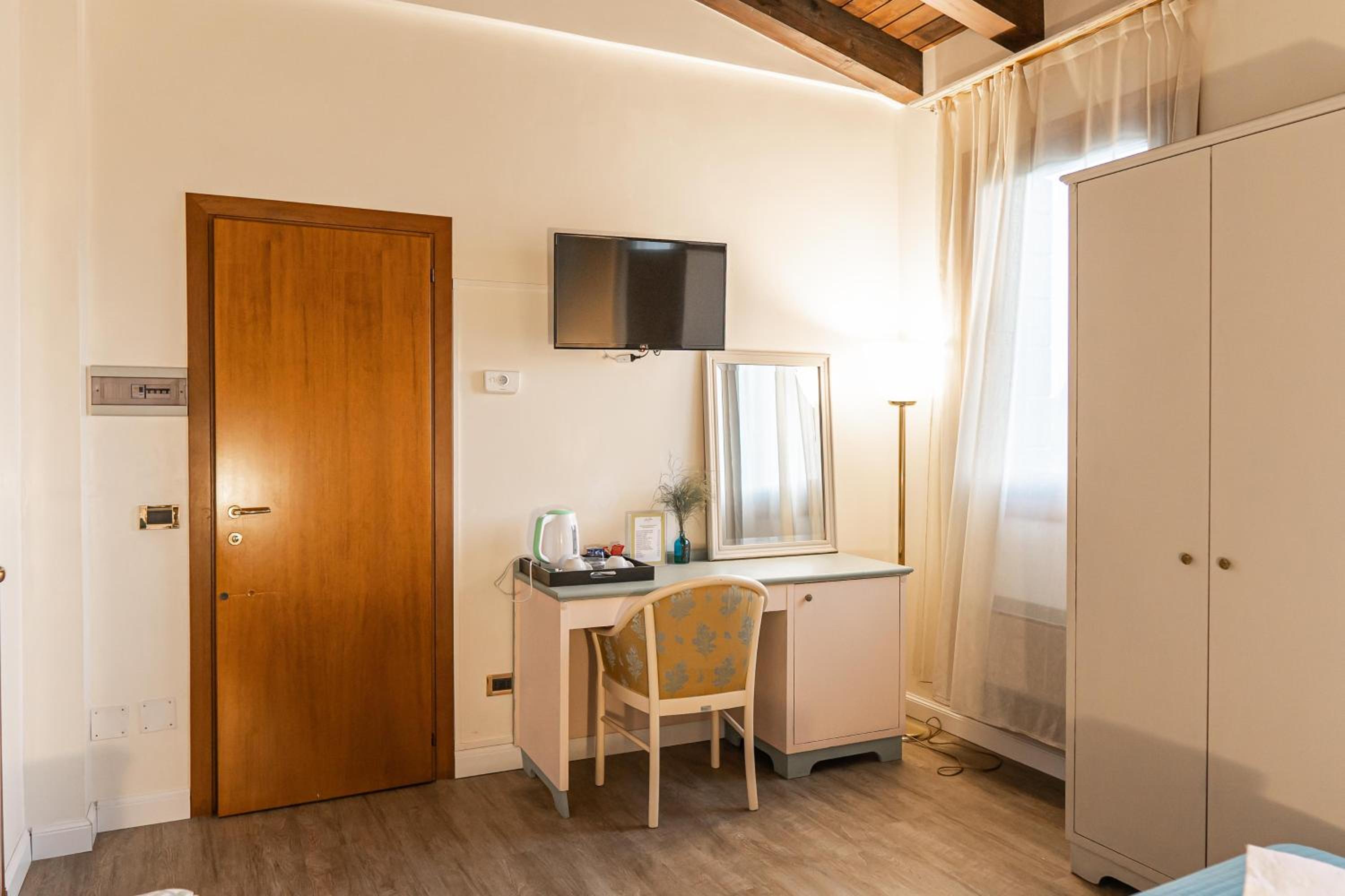 Standard Double or Twin Room - Photo 17
