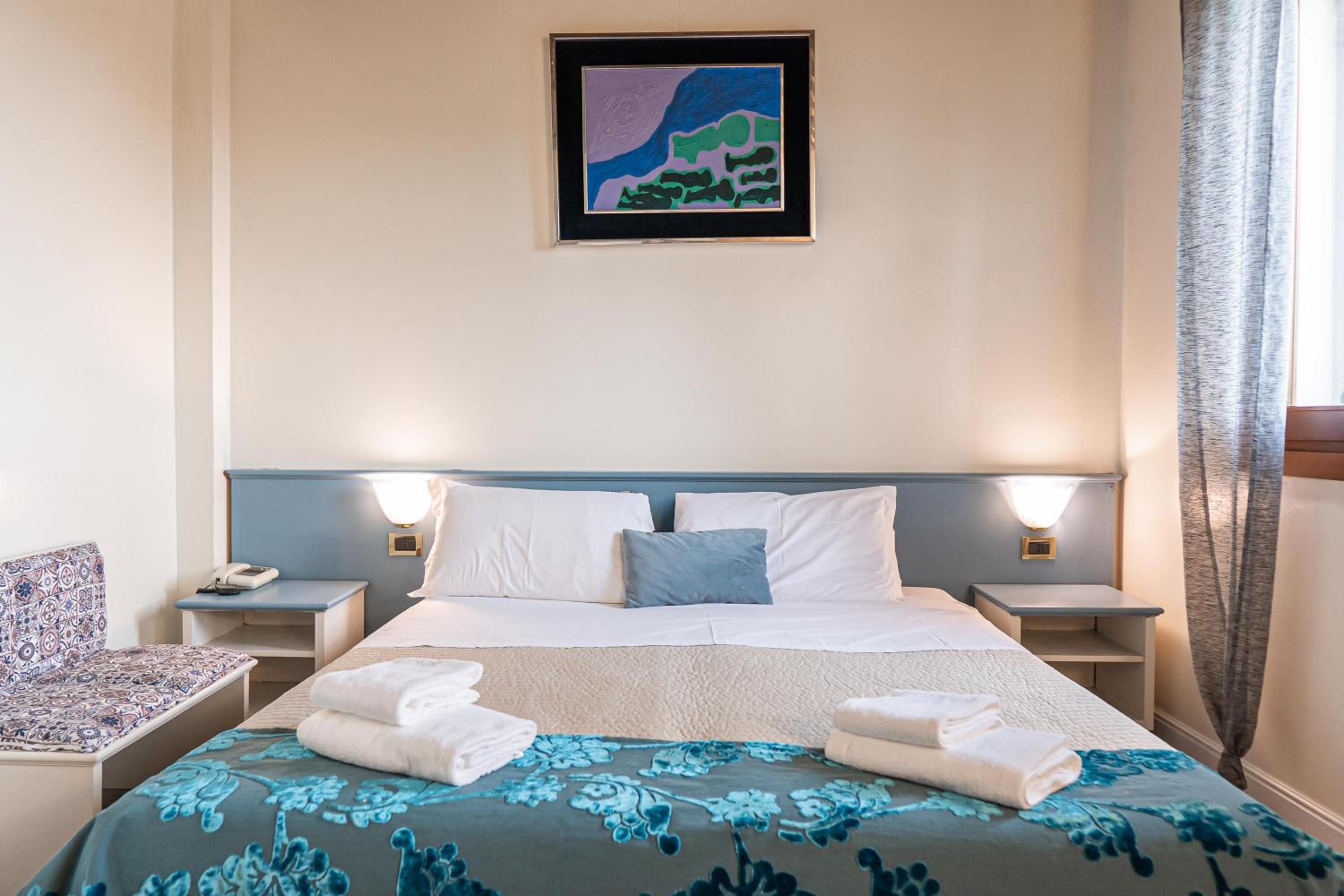 Standard Double or Twin Room - Photo 15