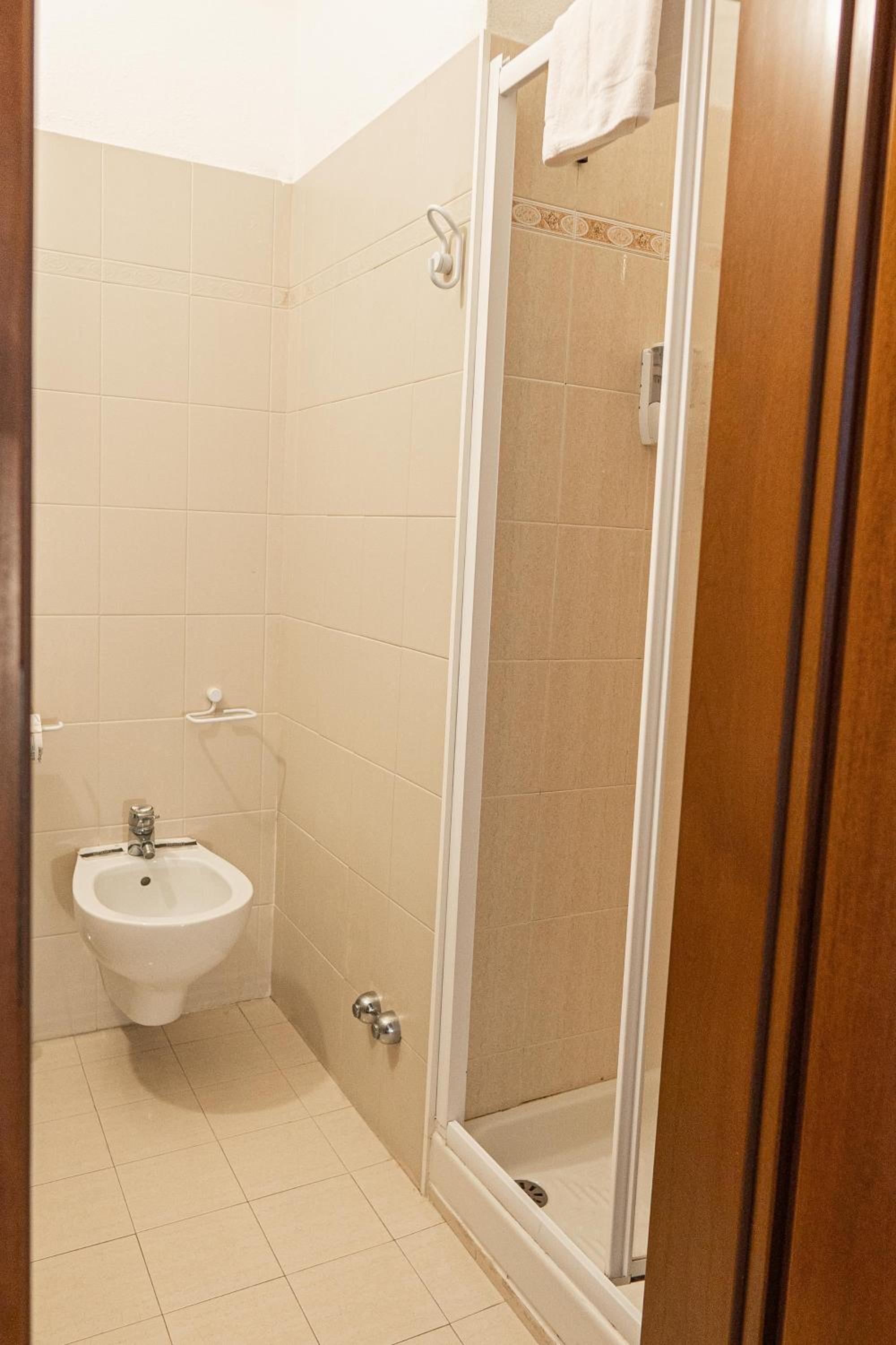 Standard Double or Twin Room - Photo 14