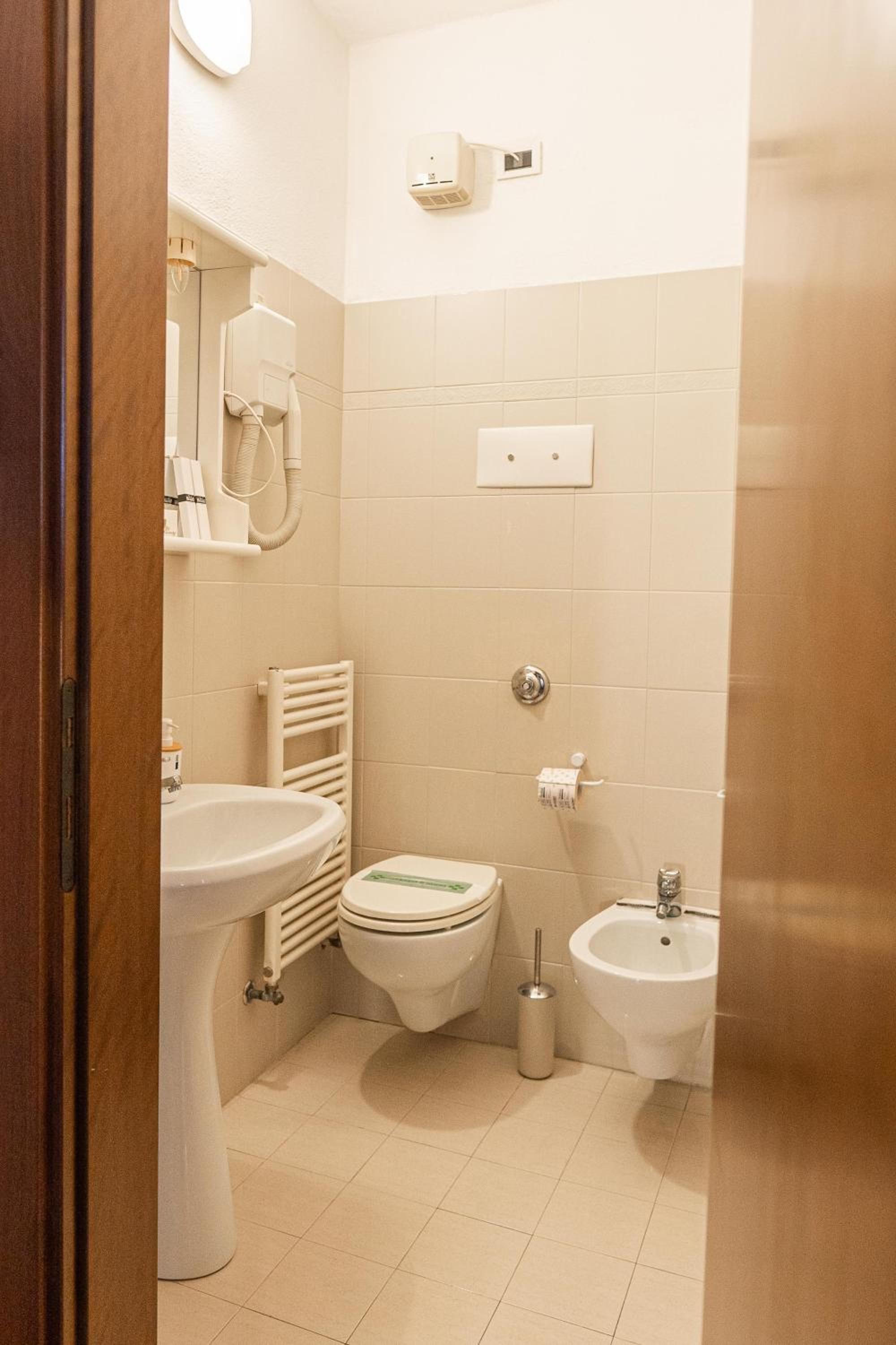 Standard Double or Twin Room - Photo 13