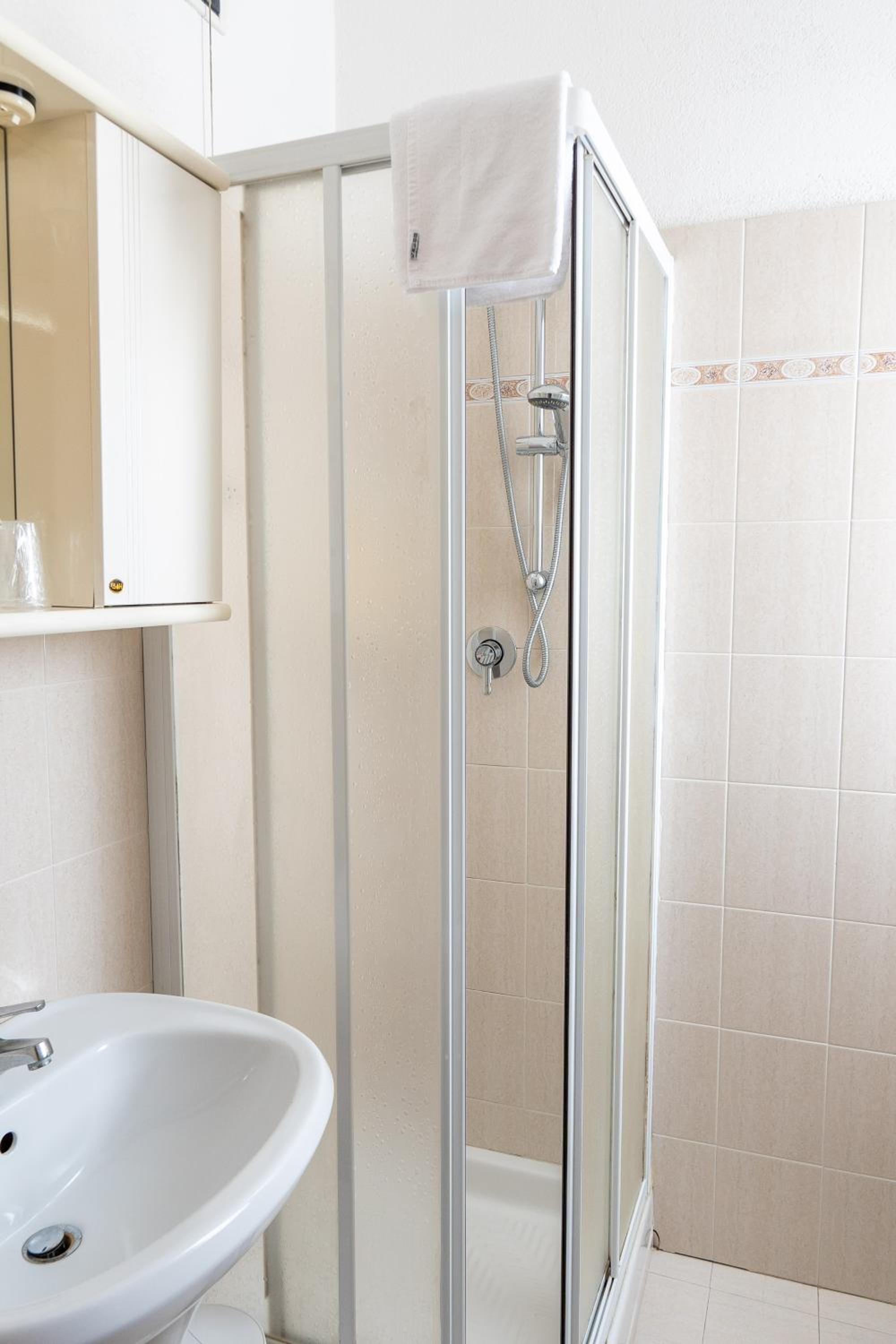Standard Double or Twin Room - Photo 12