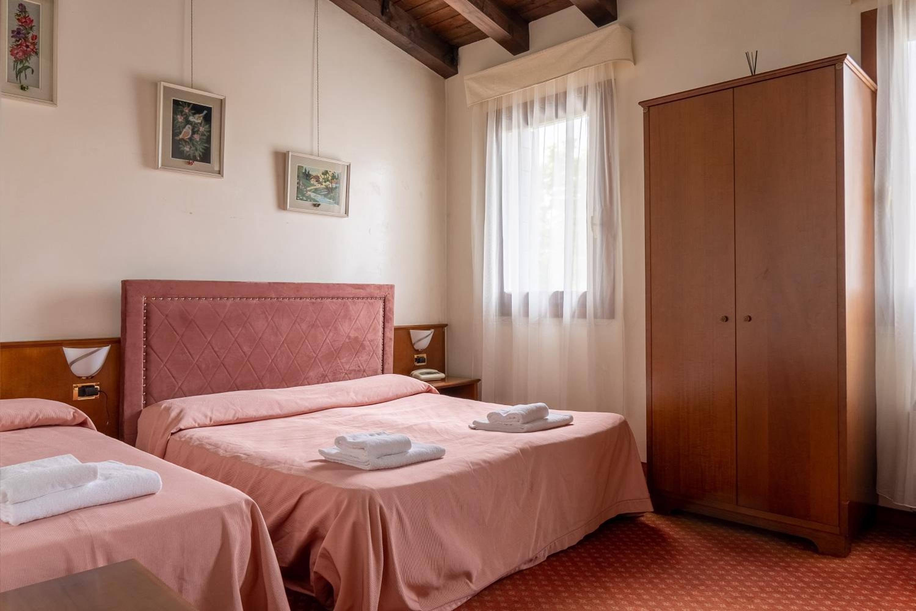 Classic Triple Room - Photo 16