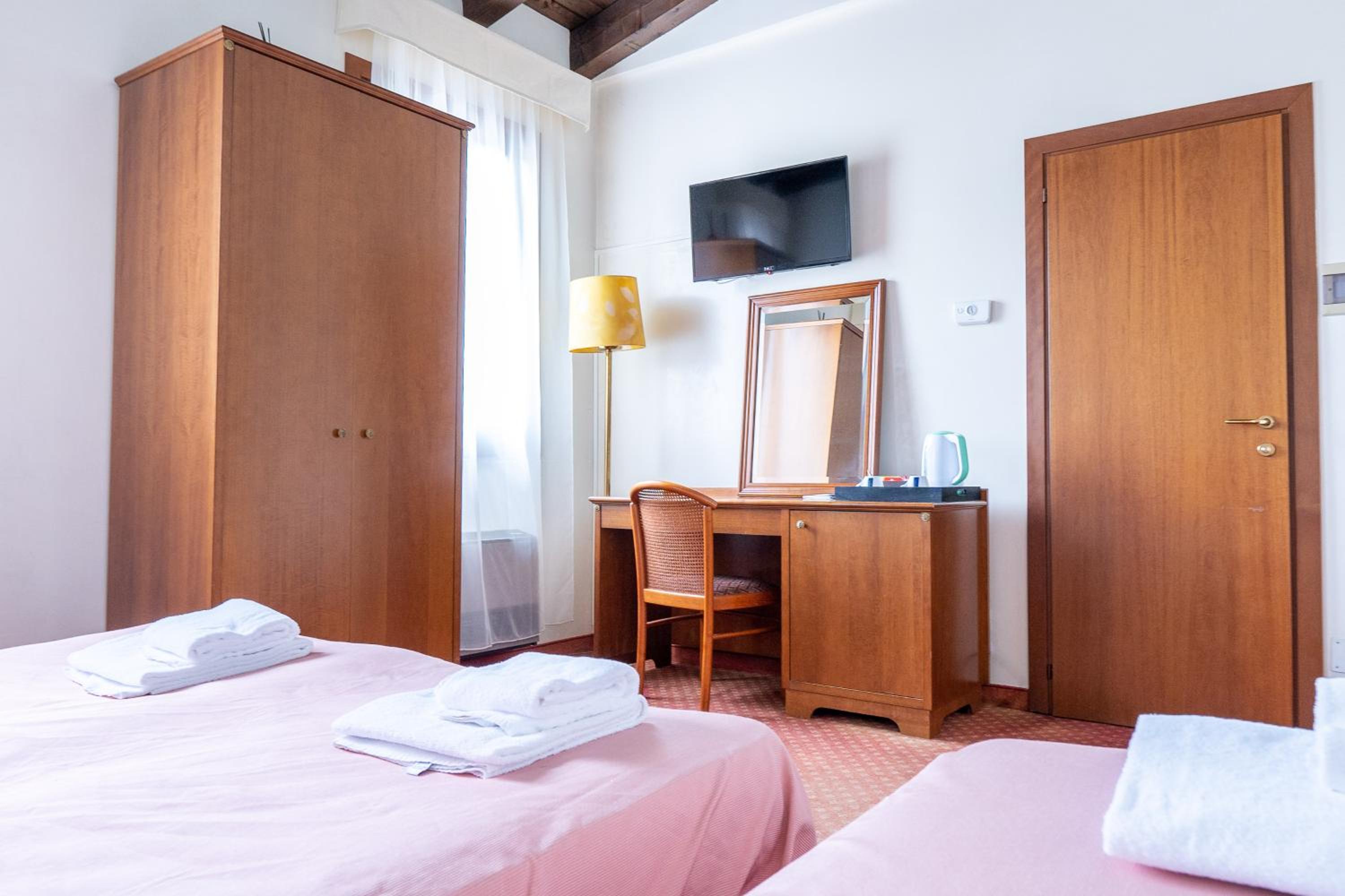 Classic Triple Room - Photo 15