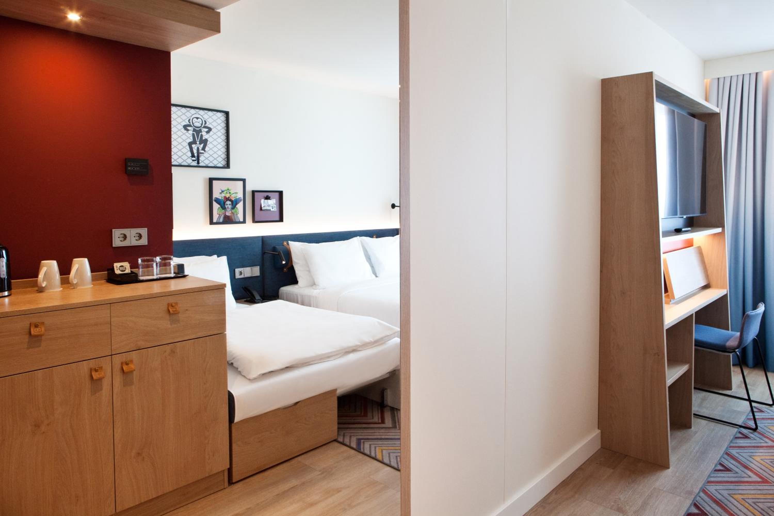 Queen Room with Sofa Bed and Courtyard View thumbnail 5