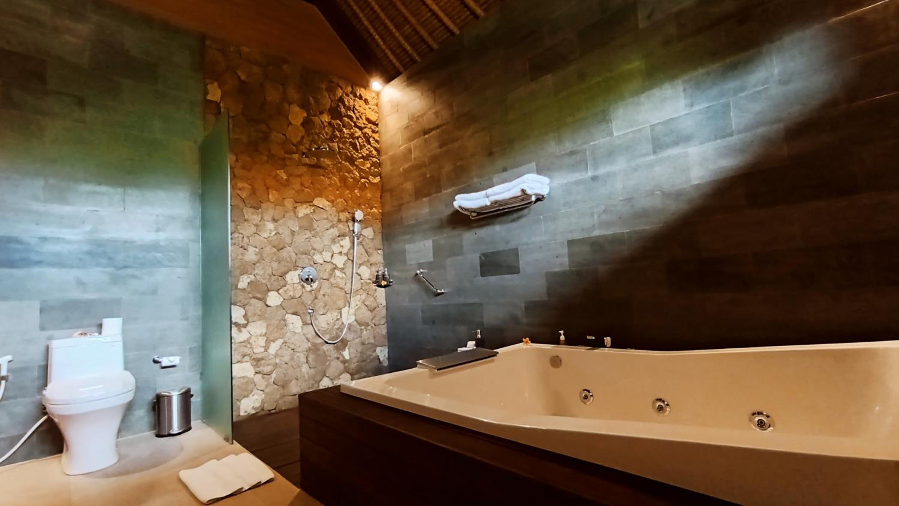 Family Villa with Private Jacuzzi - Photo 2