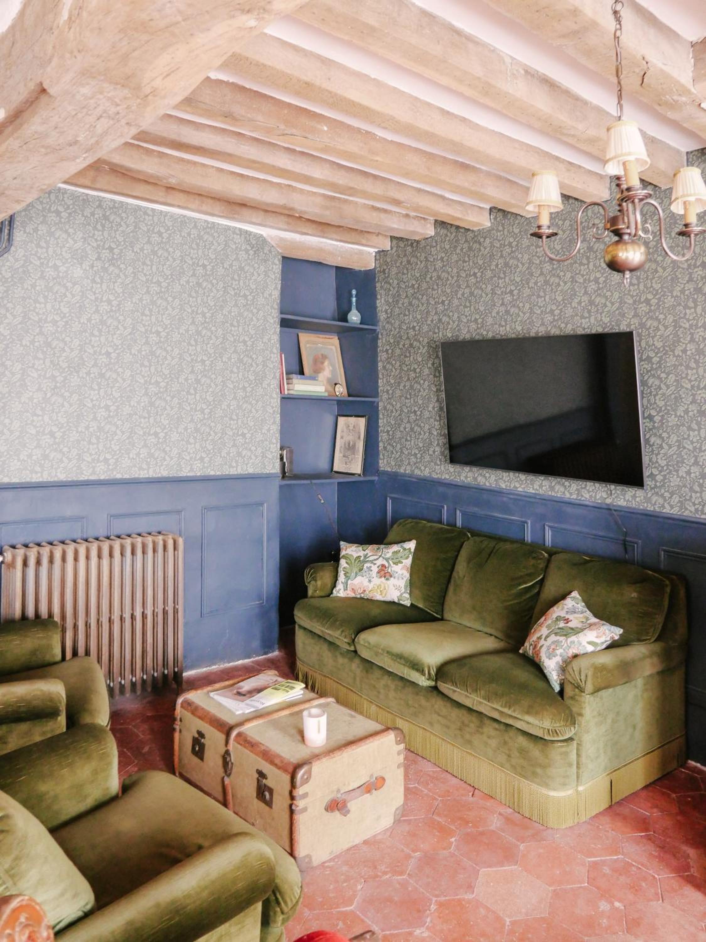 Five-Bedroom House - Photo 9
