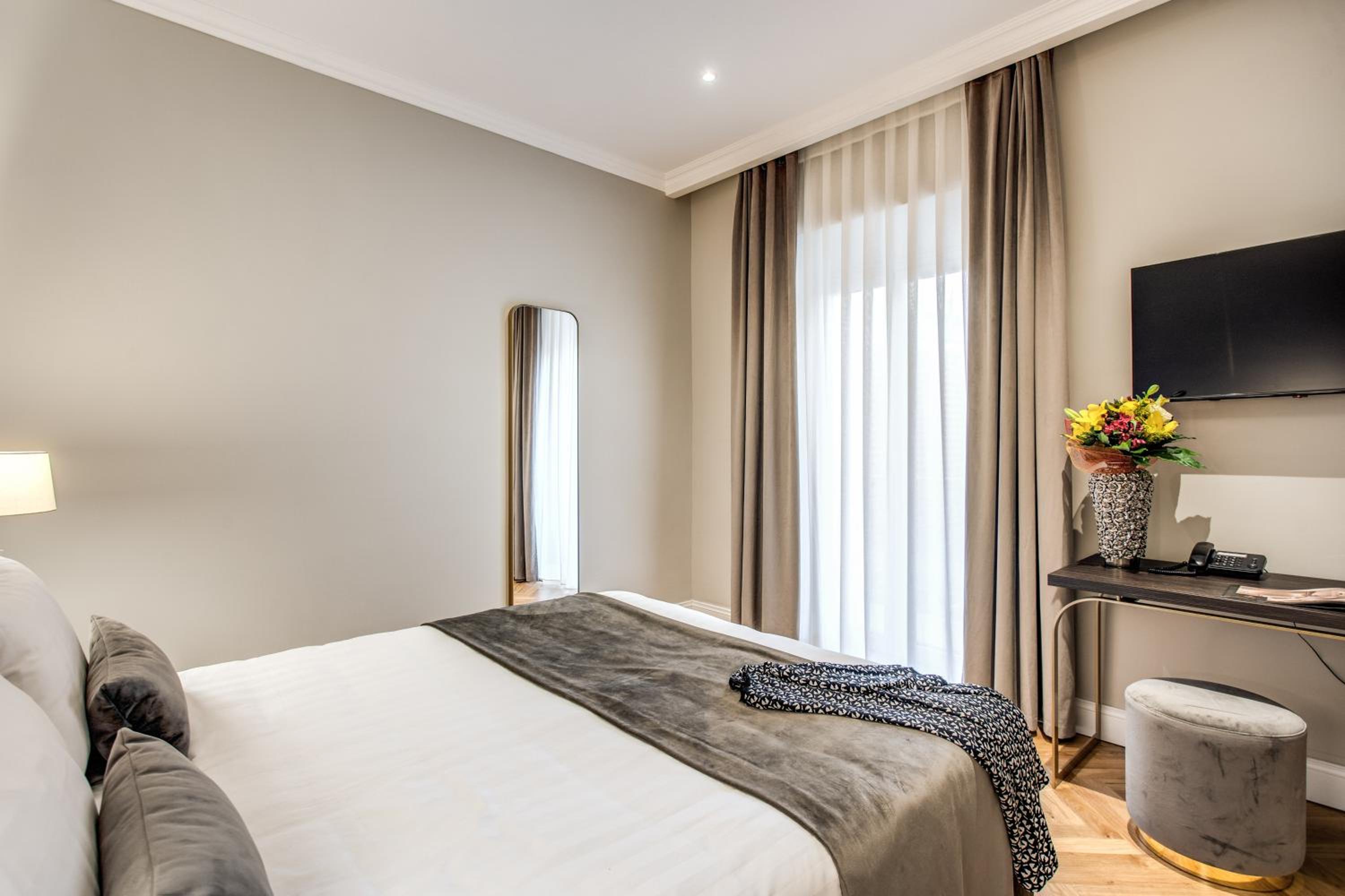 Classic Double Room - Separate Building Via del Tritone 66 photo 3