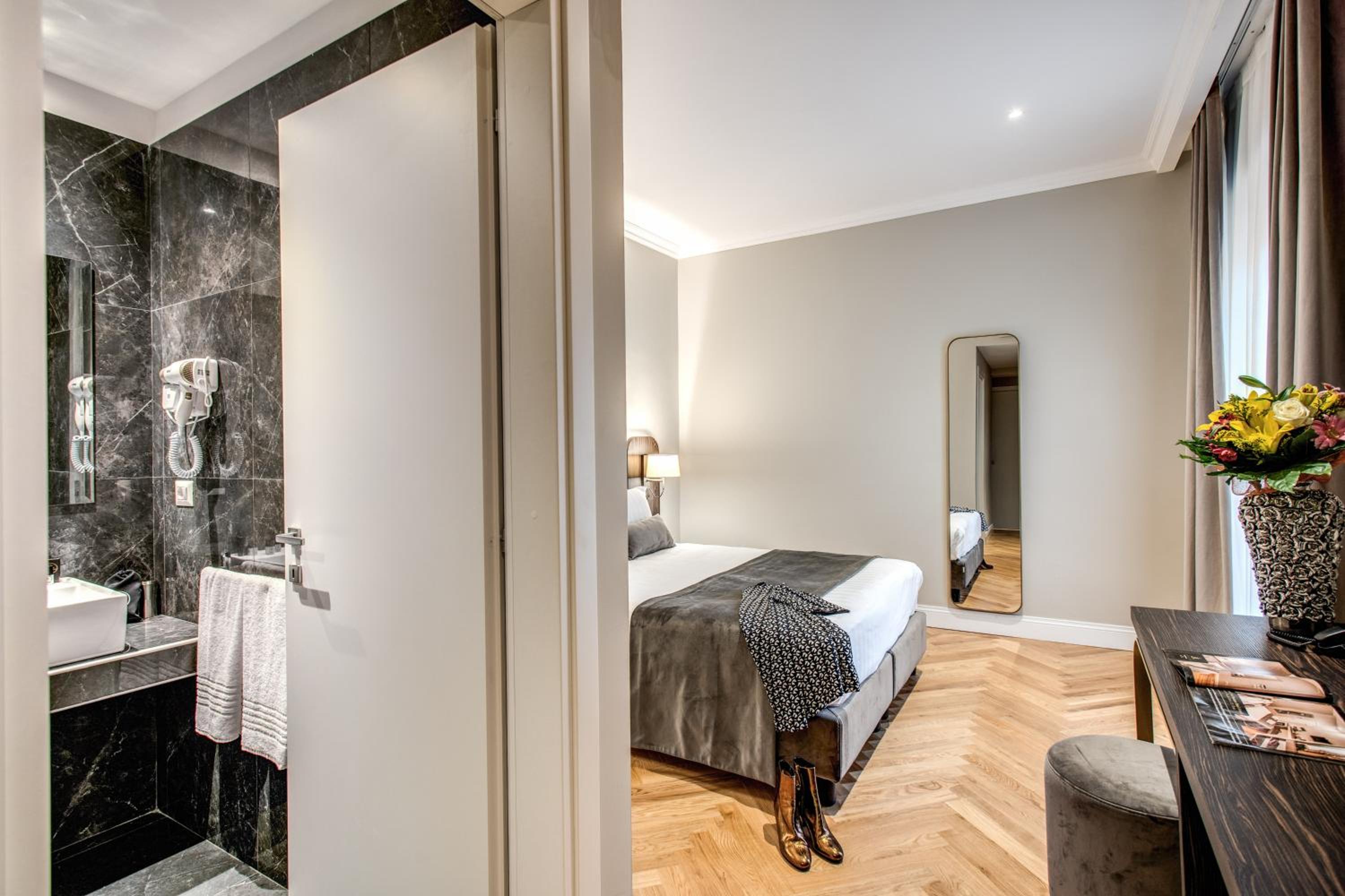 Classic Double Room - Separate Building Via del Tritone 66 photo 3