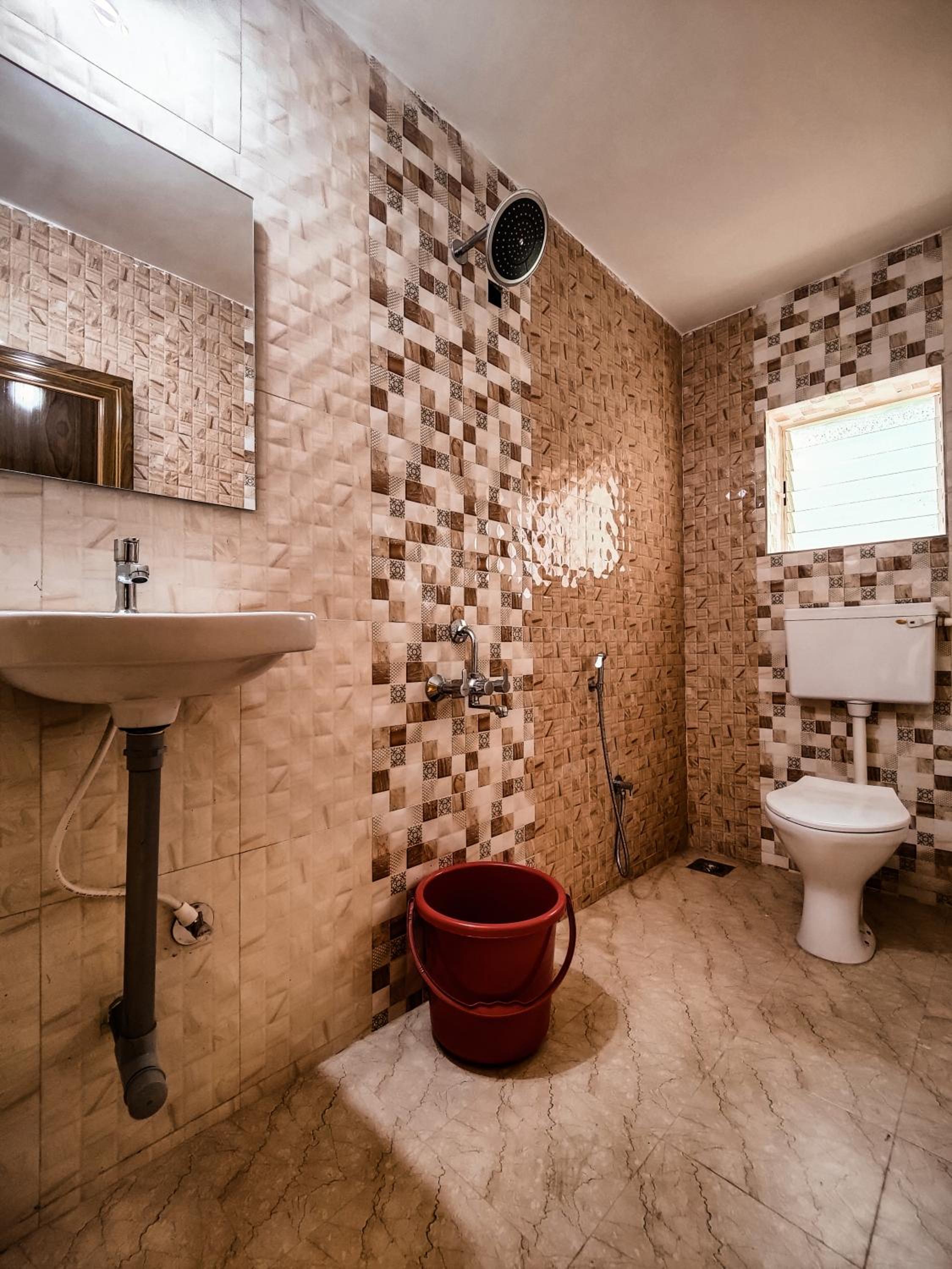 Quadruple Room with Balcony - Photo 19