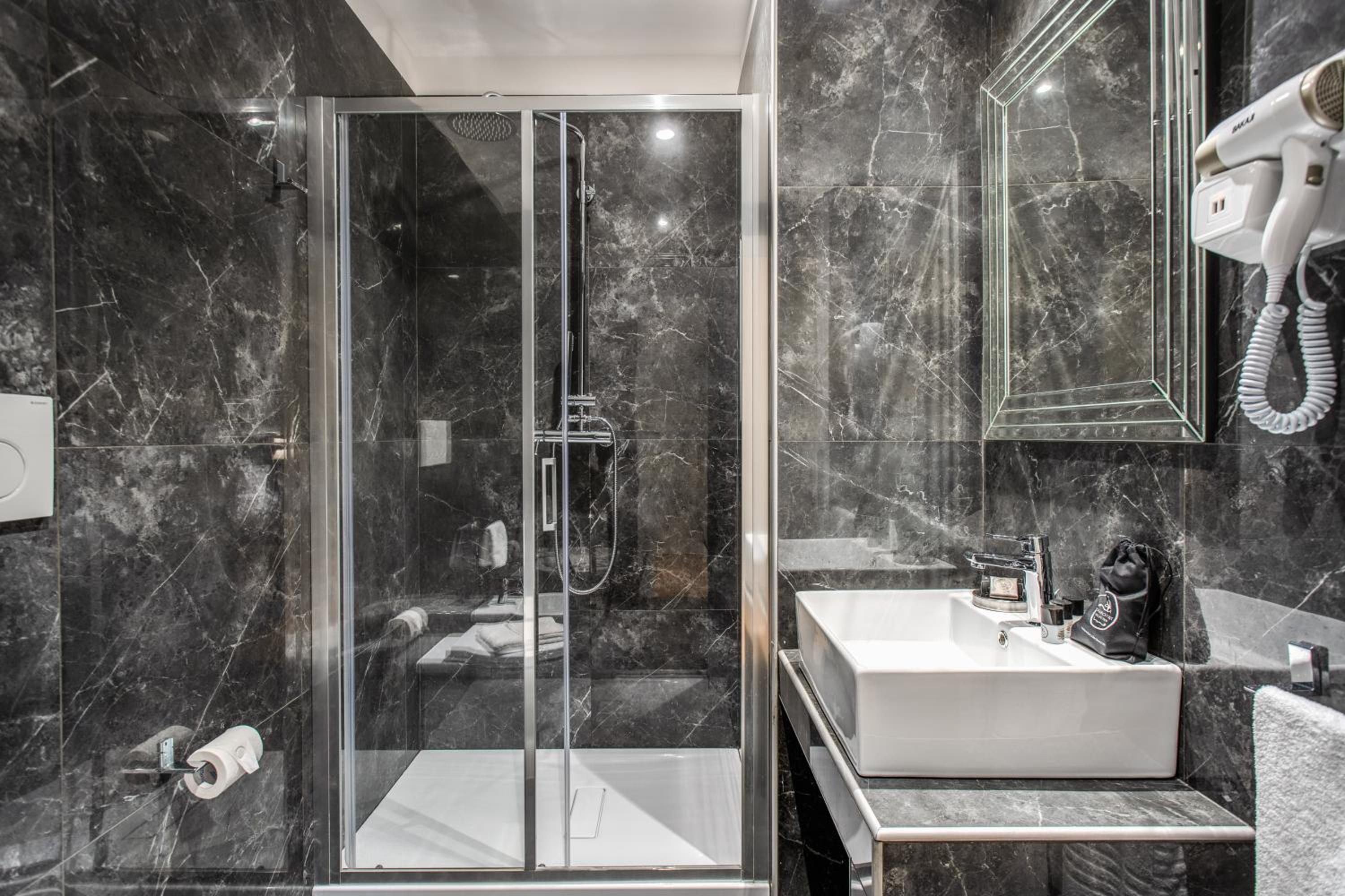Classic Double Room - Separate Building Via del Tritone 66 photo 2