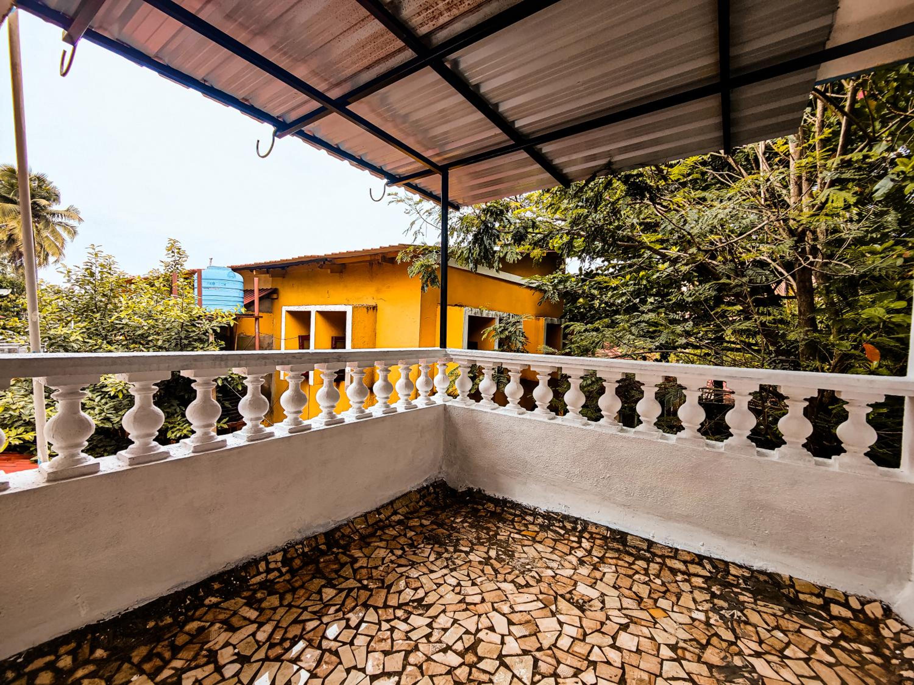 Quadruple Room with Balcony - Photo 18